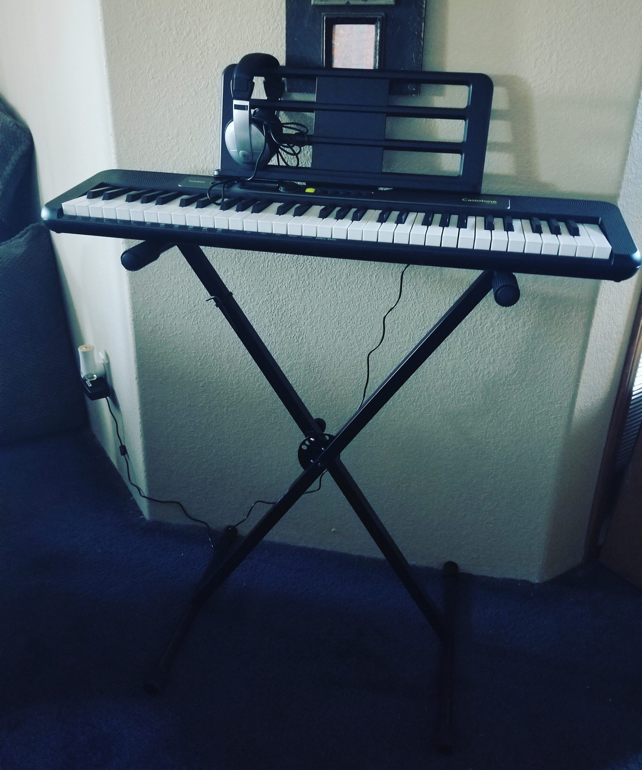 LK-S250 61-Key Premium Lighted Keyboard Pack with Stand, Headphones & Power Supply customer photo 2