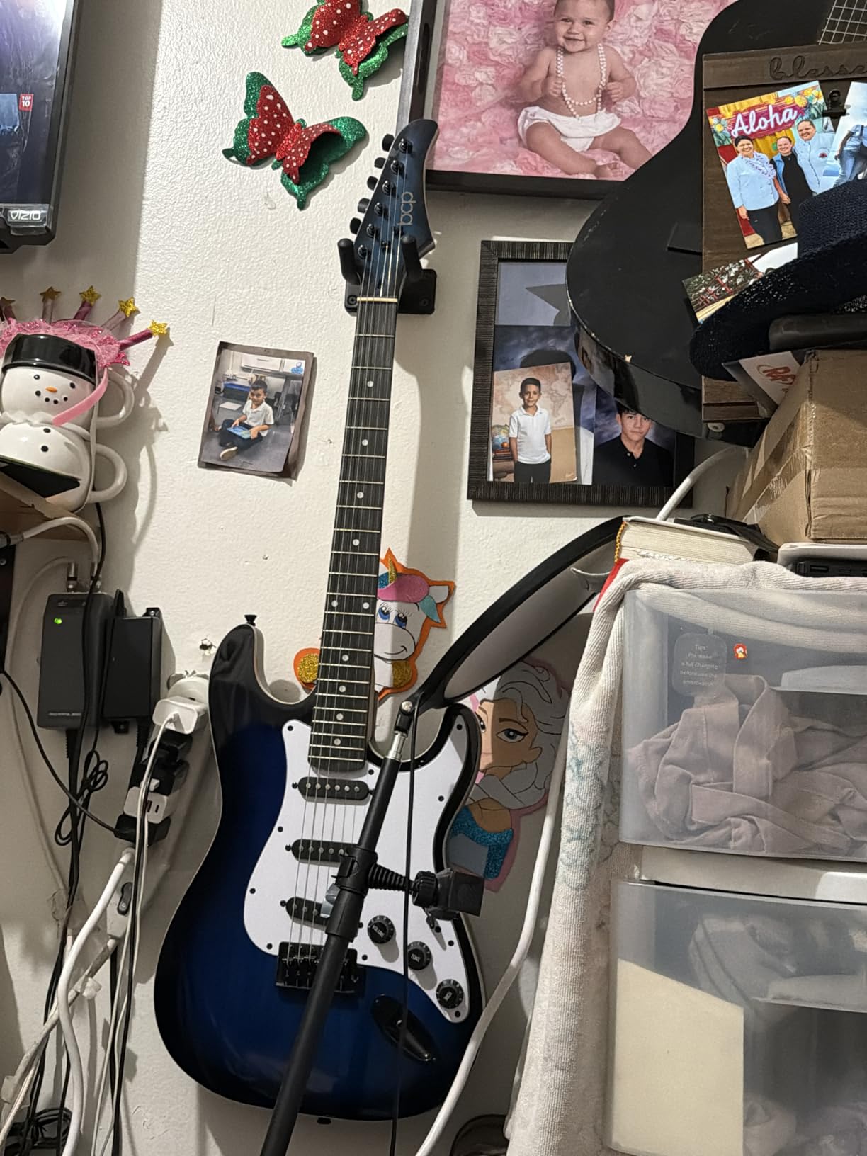Best Choice Products 39in Full Size Beginner Electric Guitar Starter Kit w/Case, Strap, 10W Amp, Strings, Pick, Tremolo Bar - Glacier White customer photo 1