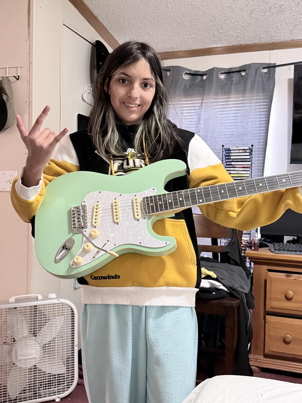 Best Choice Products 39in Full Size Beginner Electric Guitar Starter Kit w/Case, Strap, 10W Amp, Strings, Pick, Tremolo Bar - Glacier White customer photo 2