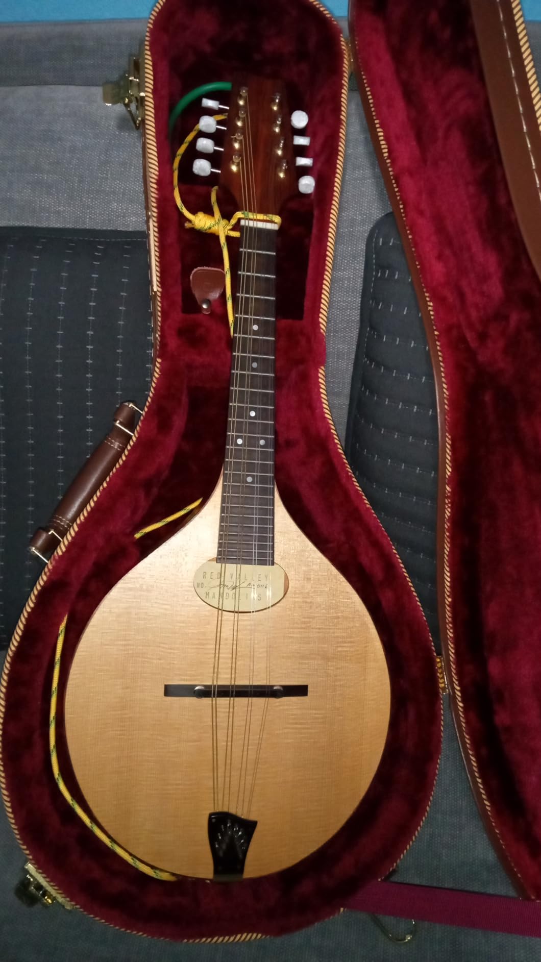 Crossrock Hard Shell Case for F-Style Mandolin in Vinyl Tweed(CRW620MFTW) customer photo 1