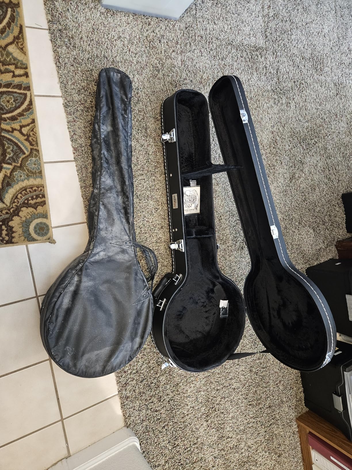 Gearlux 4-String and 5-String Banjo Hard Case with Exterior Lock and Key, Interior Accessory Compartment, and Plush Interior Padding - Black customer photo 2