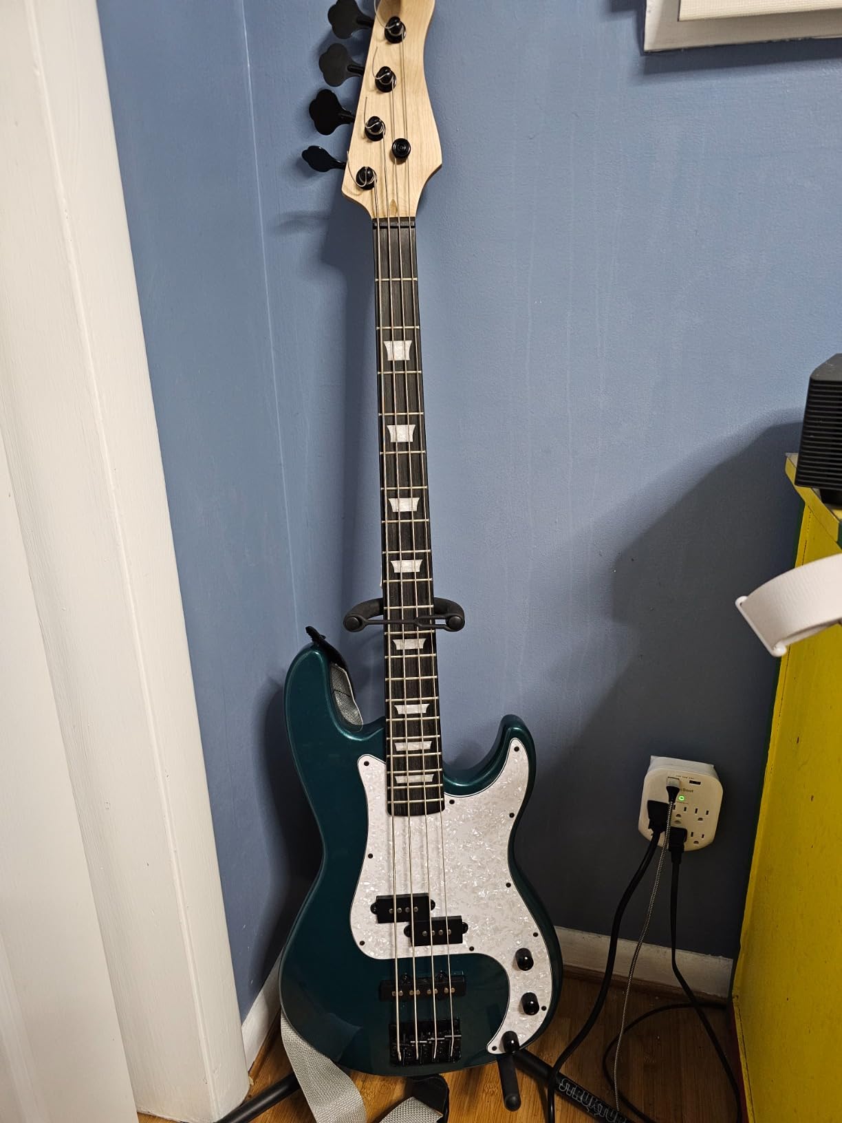 Ktaxon 4 String Electric Bass Guitar, PB-Style Full Size Standard Right Handed Beginner Kit with 20W AMP, Gig Bag, Strap, Upgrade Cable, Guitar Capo for Youths & Adults (Black) customer photo 2