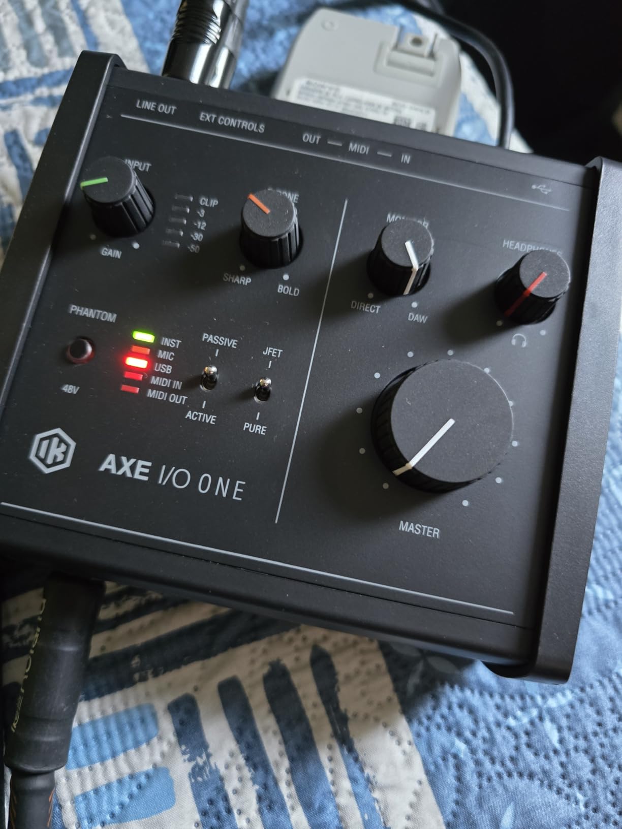 AXE I/O One - Professional USB Audio Interface with Z-TONE advanced guitar tone shaping, AmpliTube and TONEX software included customer photo 1