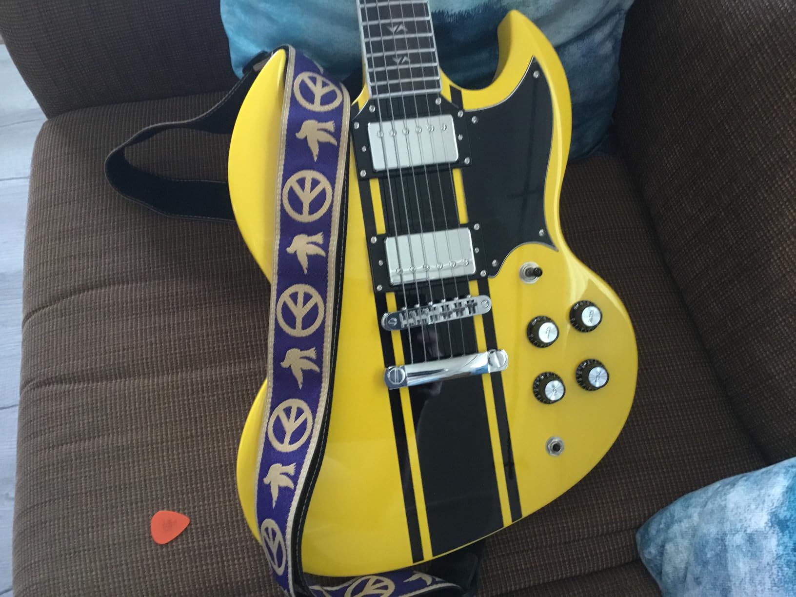 WestCreek RACER Solid Body Electric Guitar, Double Cut guitar, Rounded End Frets, Bone nut, Rosewood Fingerboard, Mahogany Body (Bumble-B) customer photo 1