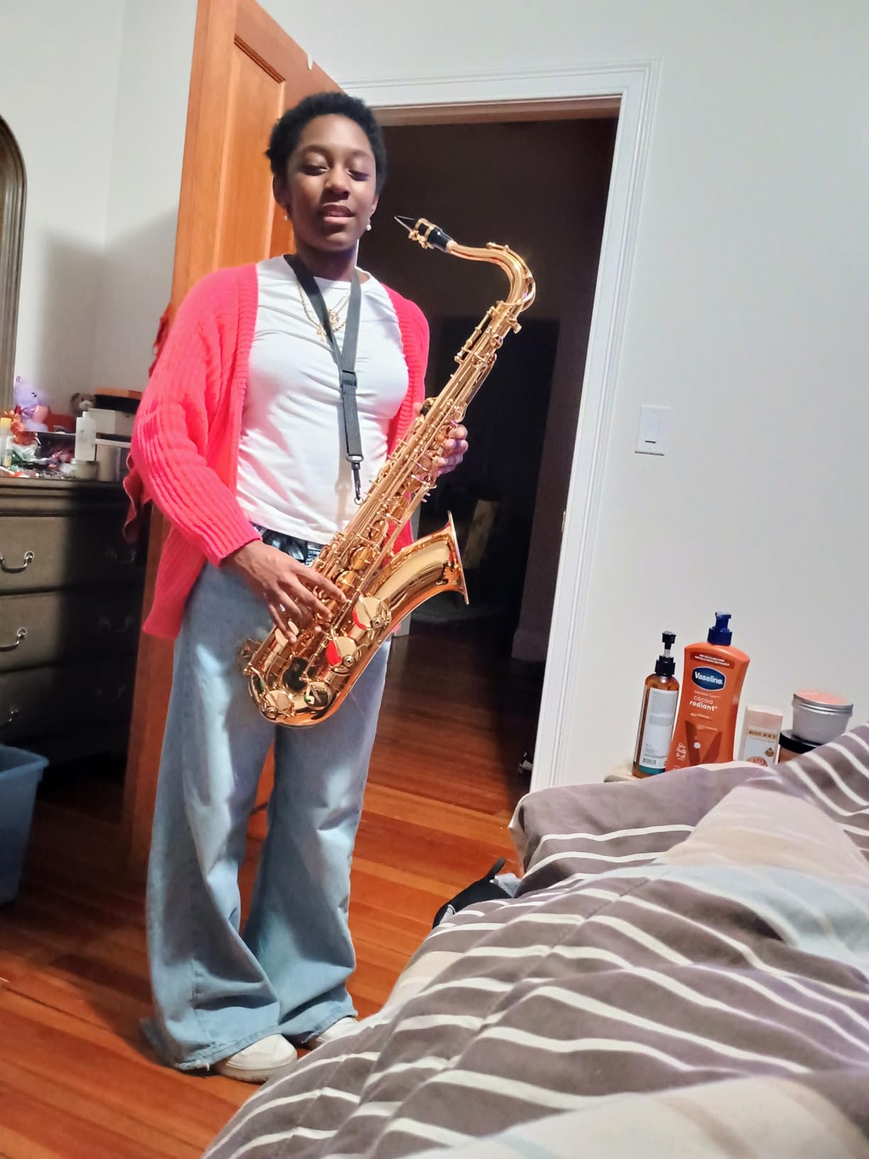 VEVOR Straight Soprano Saxophone, B Flat, Brass Saxophone Beginner Kit with Carrying Case, Mouthpiece, Cleaning Cloth Rod, Gloves, Neck Strap, 23 Keys Soprano Sax Kit, for Beginners Students, Gold customer photo 1