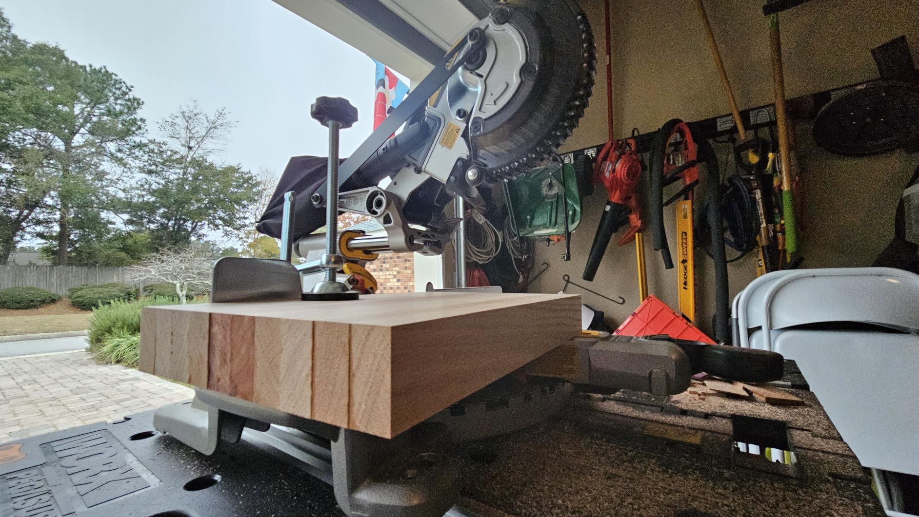 DEWALT 20V MAX XR 10 in. Double Bevel Fixed Miter Saw Kit (DCS714WW1) customer photo 2