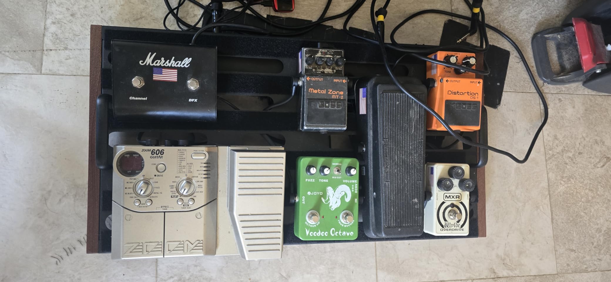 RVONE Guitar Pedal Board with Power Supply, 10 Isolated Outputs Aluminum Alloy Portable Board with Bag, Compact Mini Powered Pedalboard for Guitar Effects (14.5