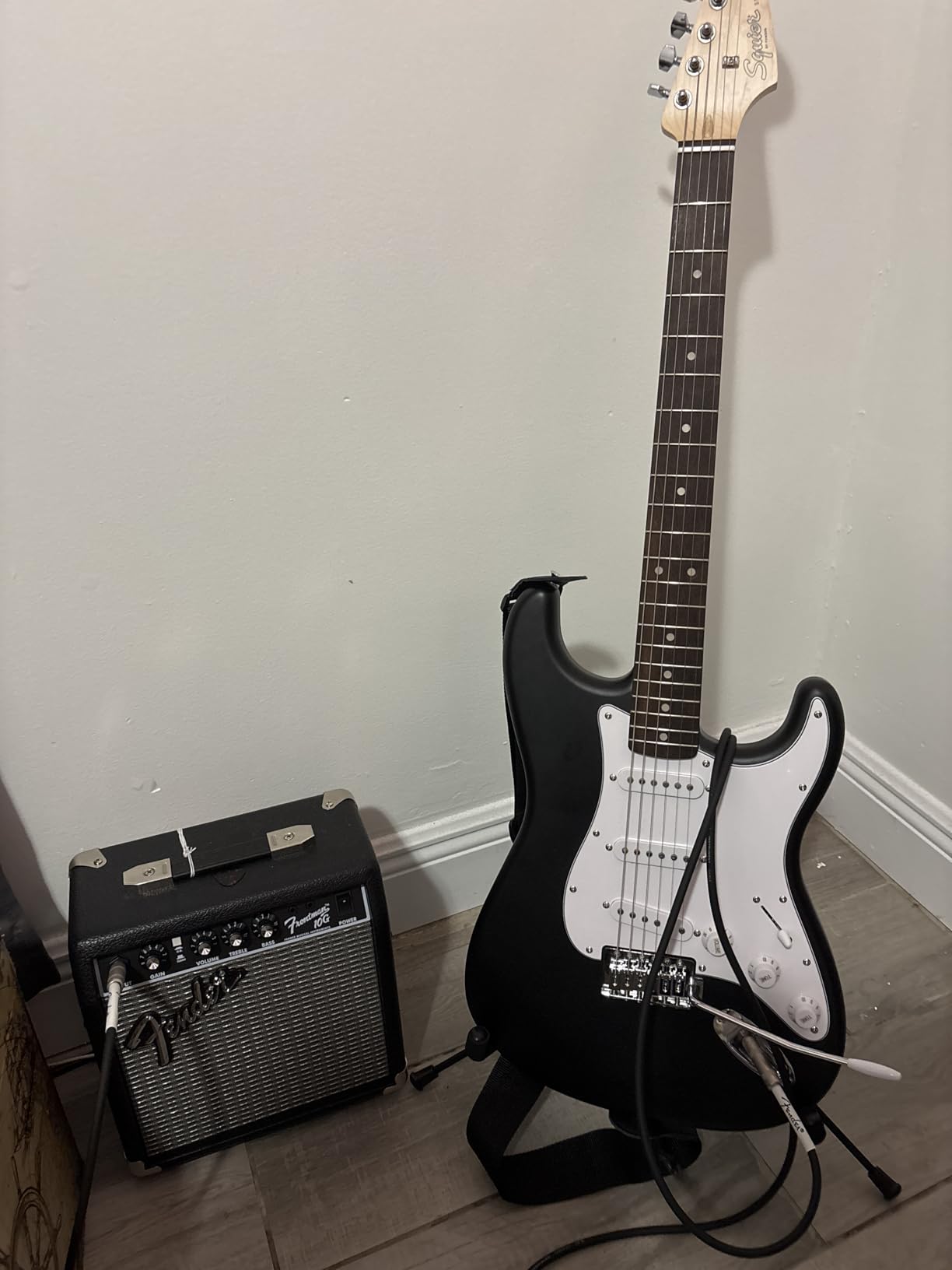 Fender Mini Stratocaster Electric Guitar Kit, Beginner Guitar Kit, with 2-Year Warranty, with Frontman 10G Amp, Padded Gig Bag, Strap, Cable, Tuner, and Picks, Daphne Blue customer photo 1