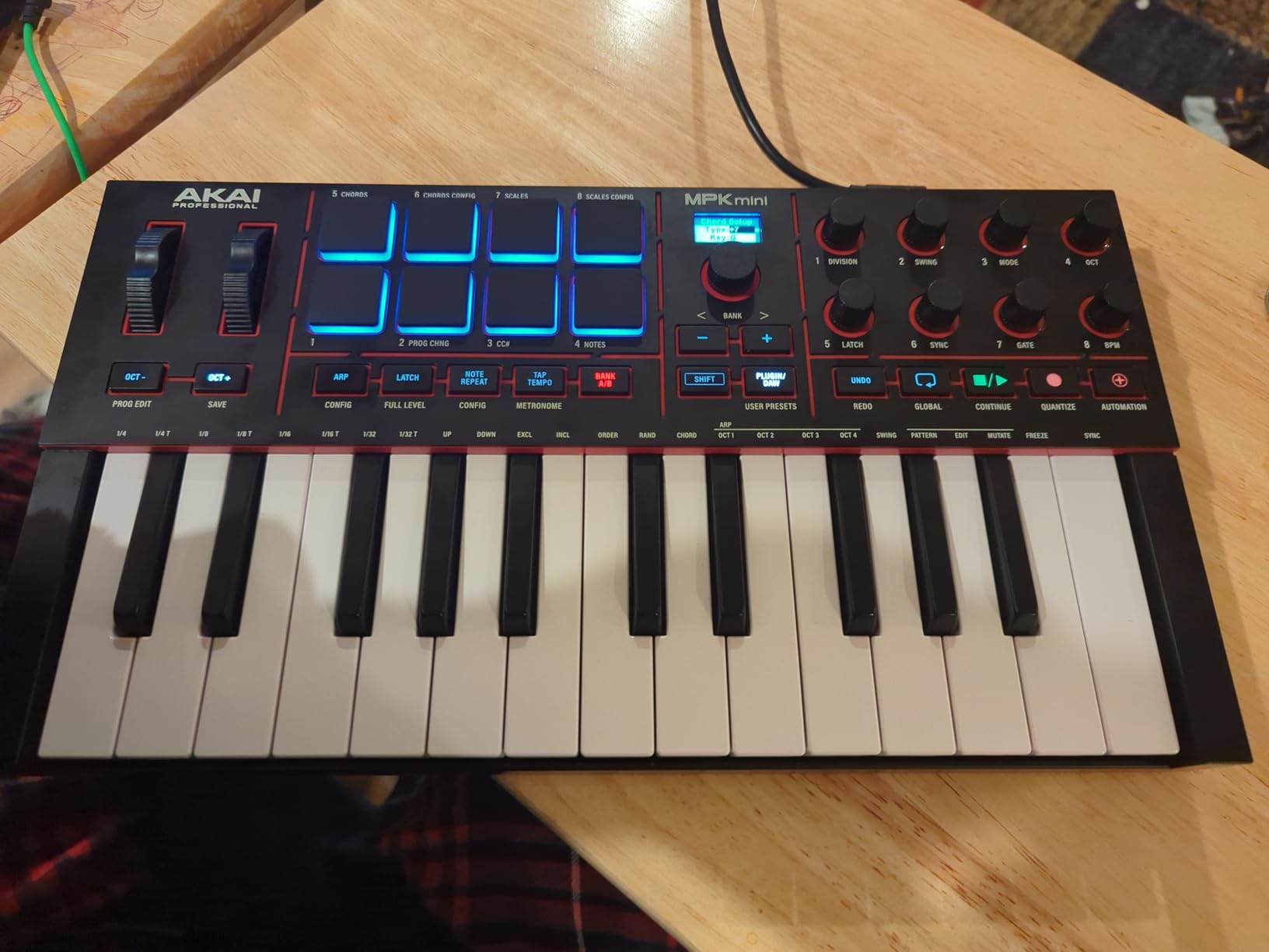 Akai Professional MPK Mini IV USB-C MIDI Keyboard Controller - MPC Drum Pads, 360 Knobs, Pitch and Mod Wheels, Production Software, Native Instruments Sound Package customer photo 2