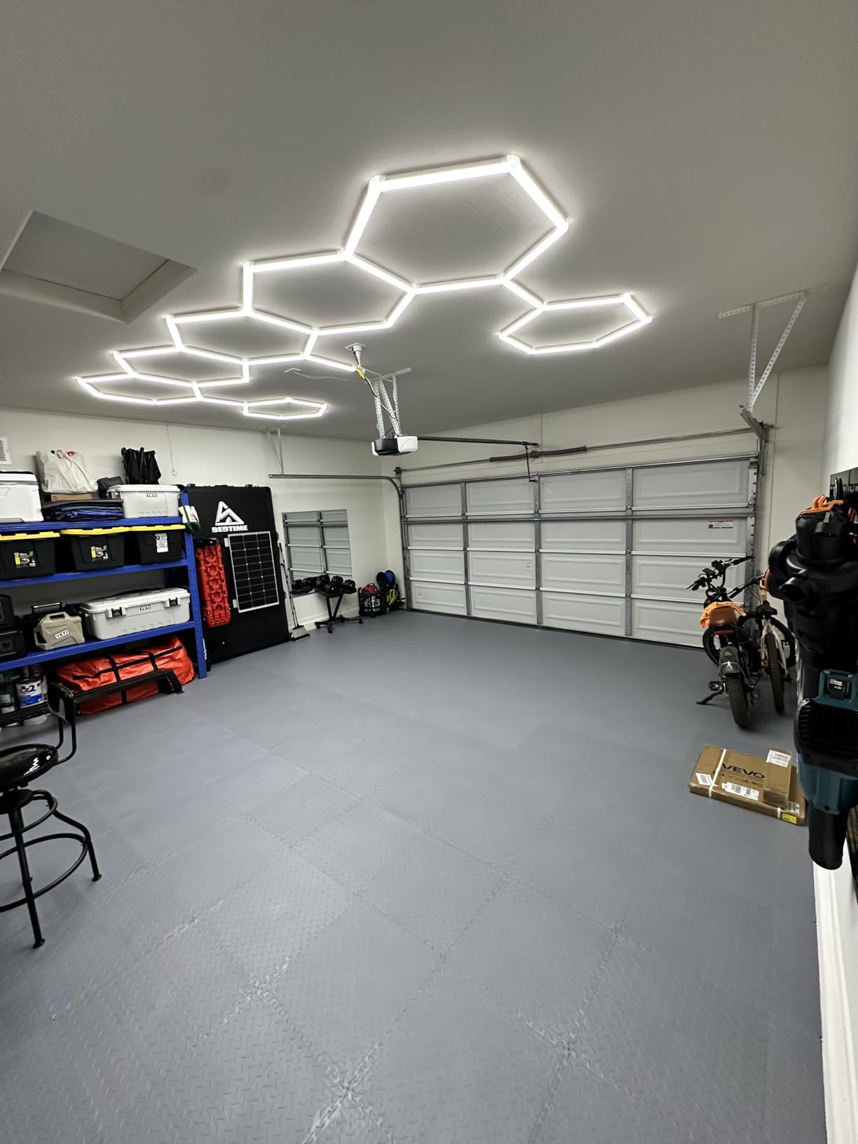 VEVOR Garage Floor Tiles 20.2 x 20.2 x 0.2 inch, Interlocking Diamond Plate Slip-Resistant Texture Non-Slip Sturdiness, for Garages, Warehouse, Tool Room, Black, 8 Pack customer photo 1