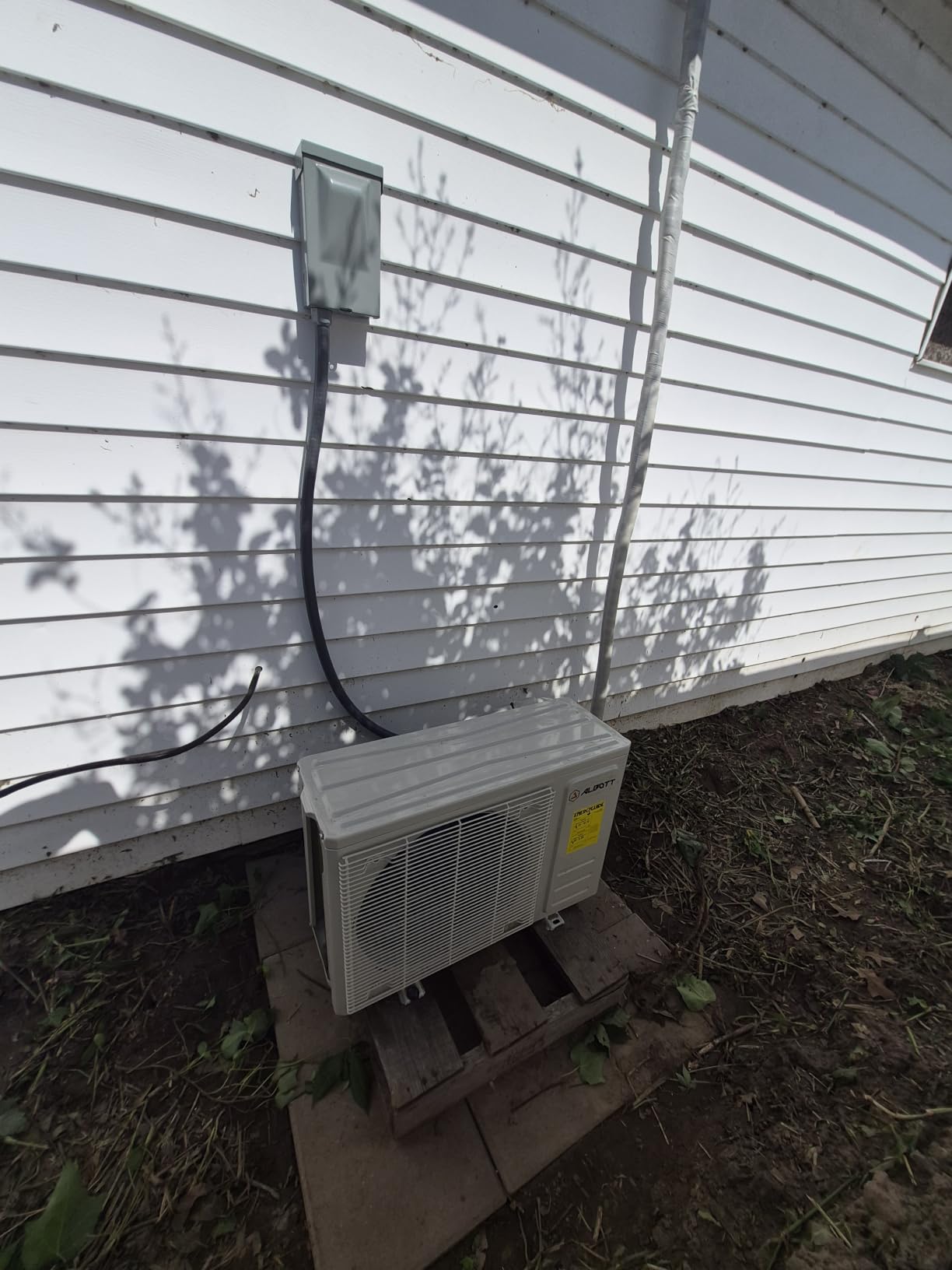 Albott Mini Split Air Conditioner and Heater, 12,000 BTU, SEER2 18, 115V Inverter Energy-Efficient AC with Self-Cleaning, Remote and APP Control, Easy Installation, Cools up to 750 Sq.Ft. customer photo 1