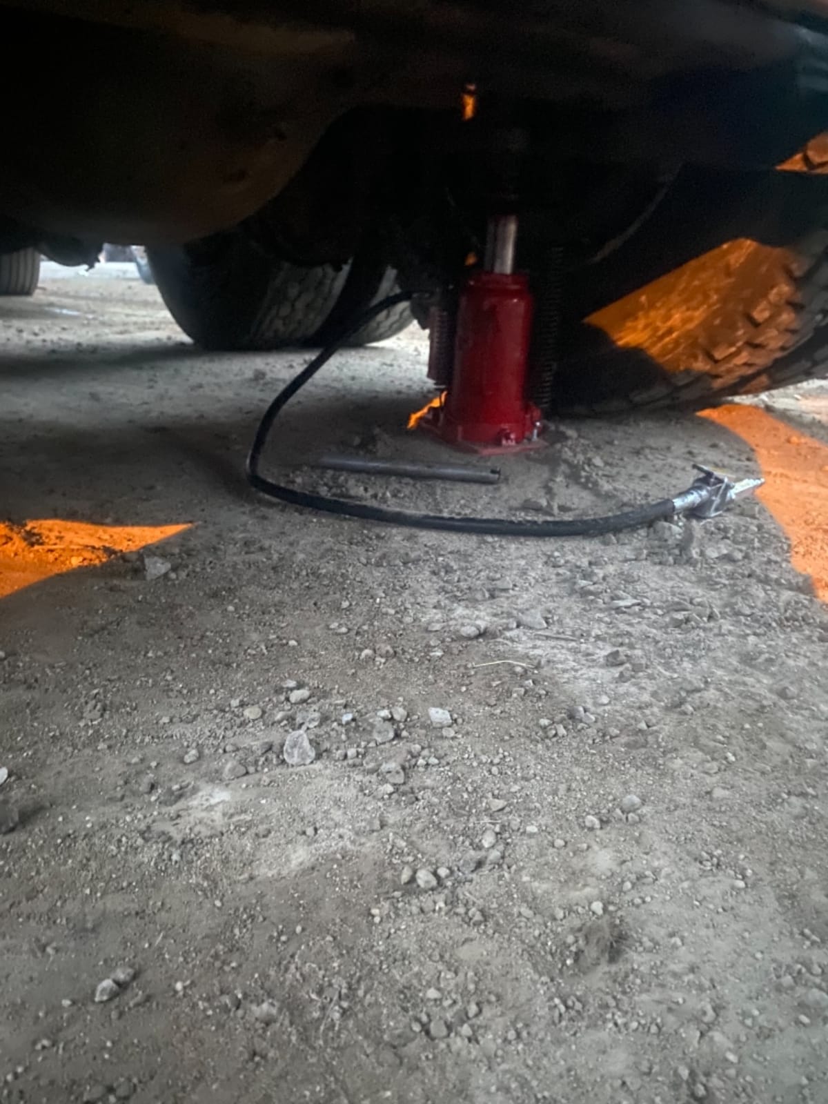 BIG RED 20 Ton Hydraulic Aluminum Alloy Pump/Pneumatic Quick Lift Welded Car Bottle Jack, Longer Lifespan, Ideal for Car, Pickup, Truck, SUV, Industrial Engineering customer photo 1