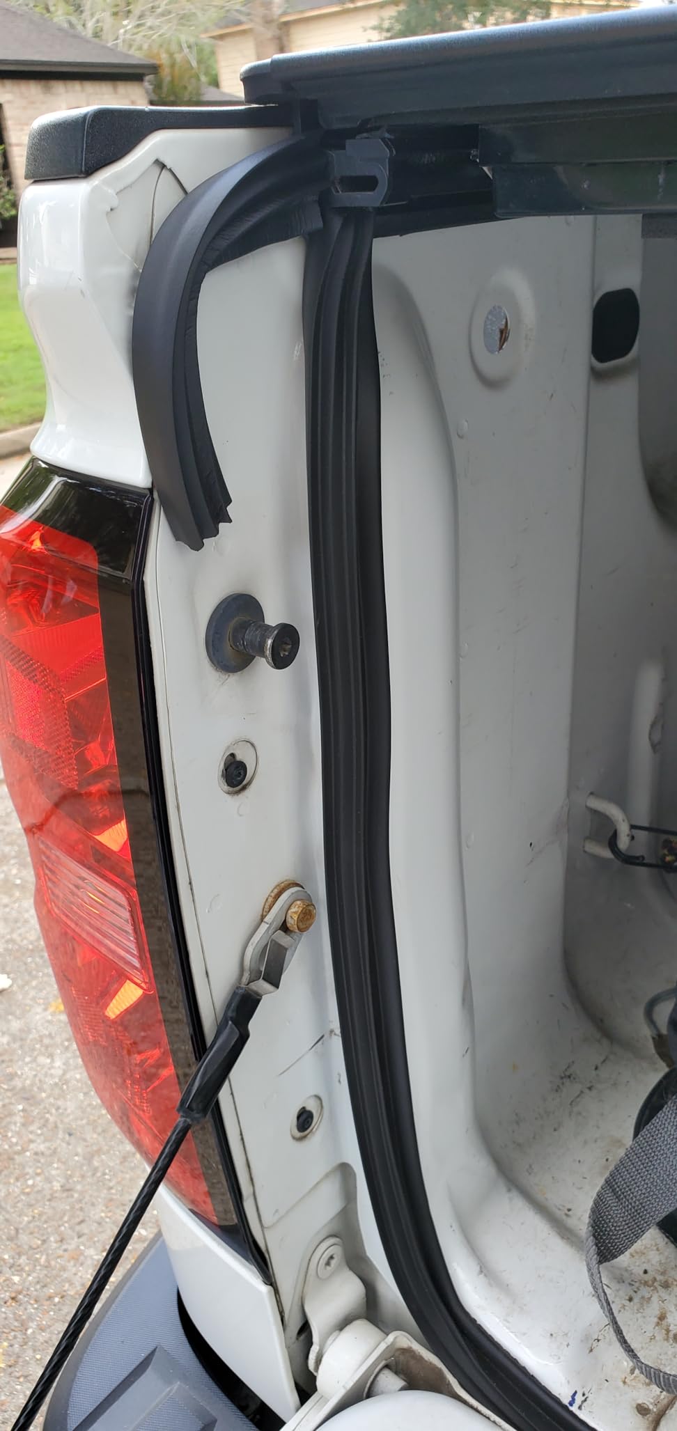 RealTruck TruXedo TruXseal Universal Tailgate Seal | 1703206 | Universal Fitment customer photo 2