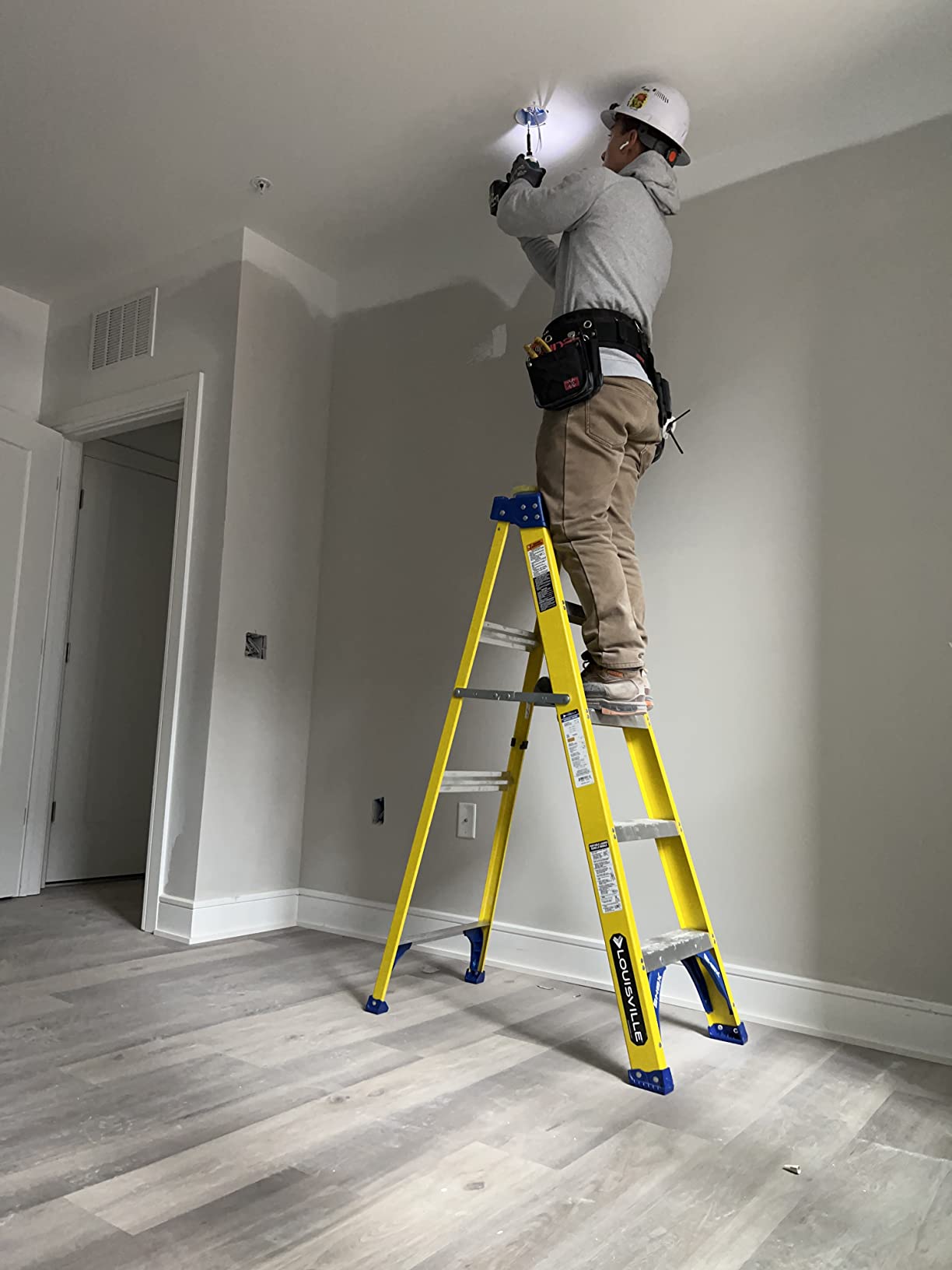 Louisville Ladder 5-Foot Fiberglass Step Ladder, 250-Pound Load Capacity, Type I, FS2005 customer photo 1