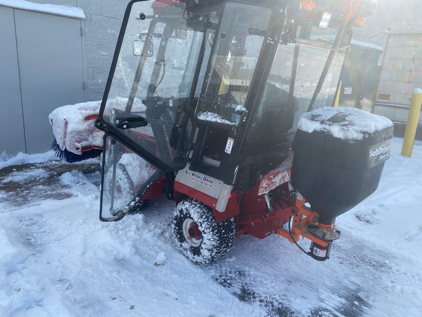 Buyers Products TGSUVPROA SaltDogg Tailgate Salt Spreader, Made in the USA, 4.41 cu ft/331lb Capacity, Gravity Feed with Auger Assist, Tailgate Spreader for Residential & Light Commercial Use customer photo 1