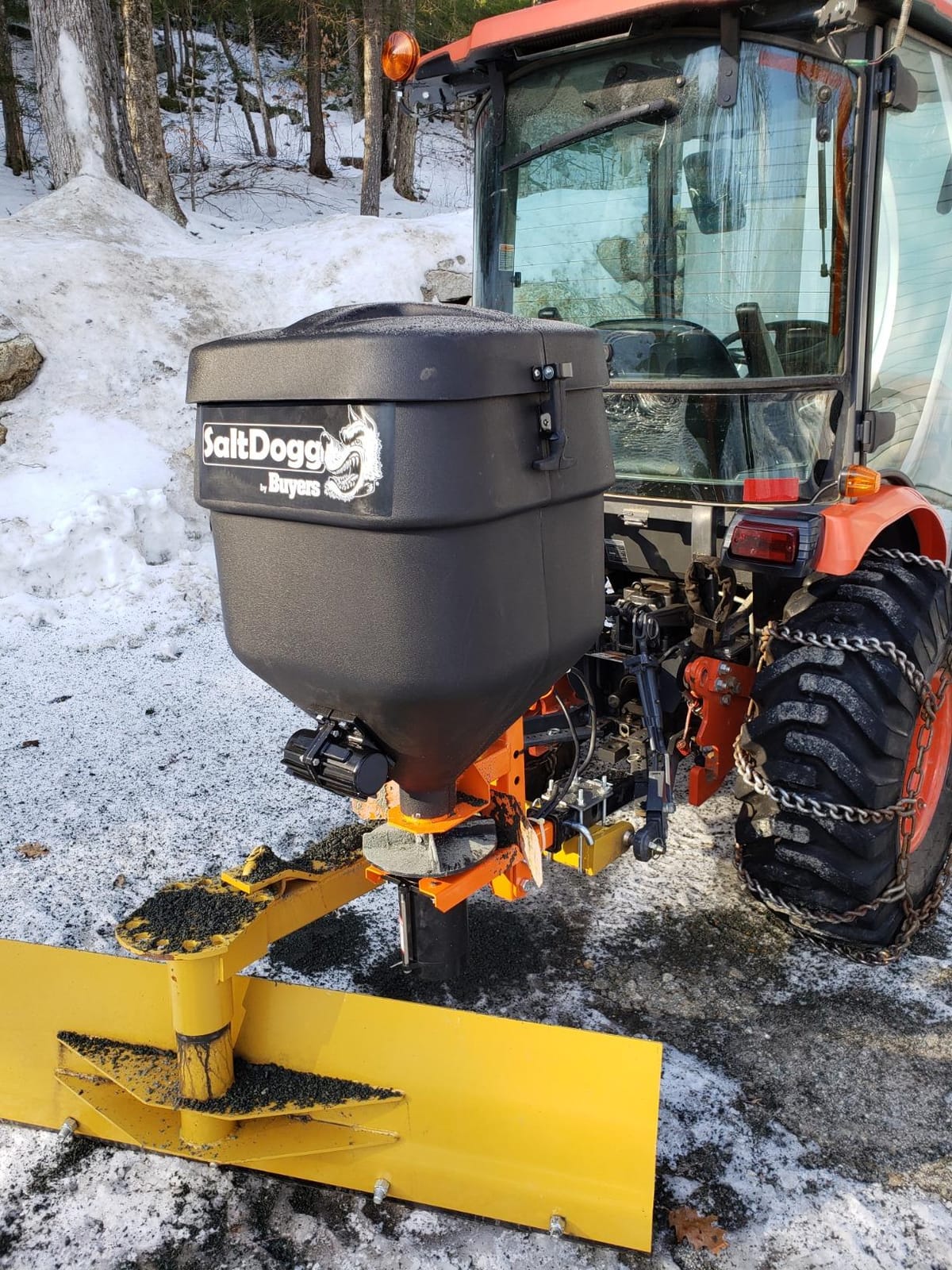 Buyers Products TGSUVPROA SaltDogg Tailgate Salt Spreader, Made in the USA, 4.41 cu ft/331lb Capacity, Gravity Feed with Auger Assist, Tailgate Spreader for Residential & Light Commercial Use customer photo 2