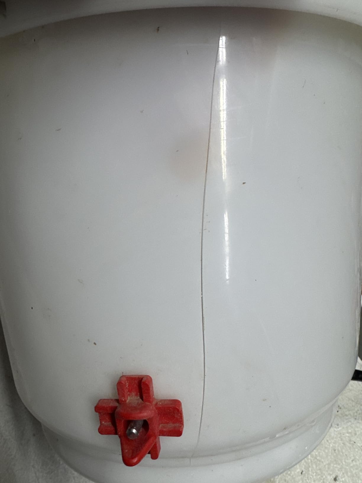 Farm Innovators HB-60P Thermostatically Controlled Heated 2 Gallon Plastic Outdoor Year Round Poultry Chicken Water Bucket Drinker customer photo 1