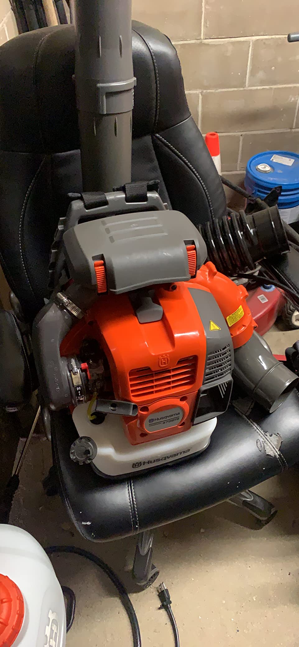 Husqvarna 570BTS Backpack Leaf Blower, 66-cc 4-HP 2-Cycle Gas, 972-CFM, 236-MPH, 37-N customer photo 2