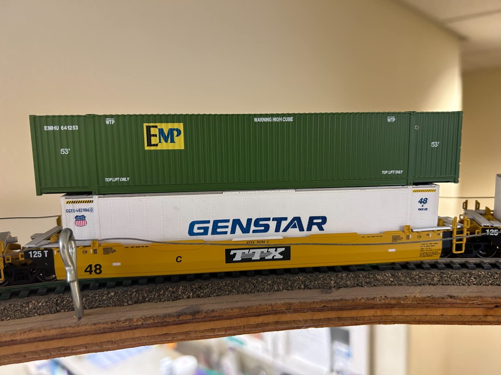 Walthers SceneMaster HO Scale Model of Canadian National (White, Black, Green) 53' Singamas Corrugated Side Container, 949-8501 customer photo 1