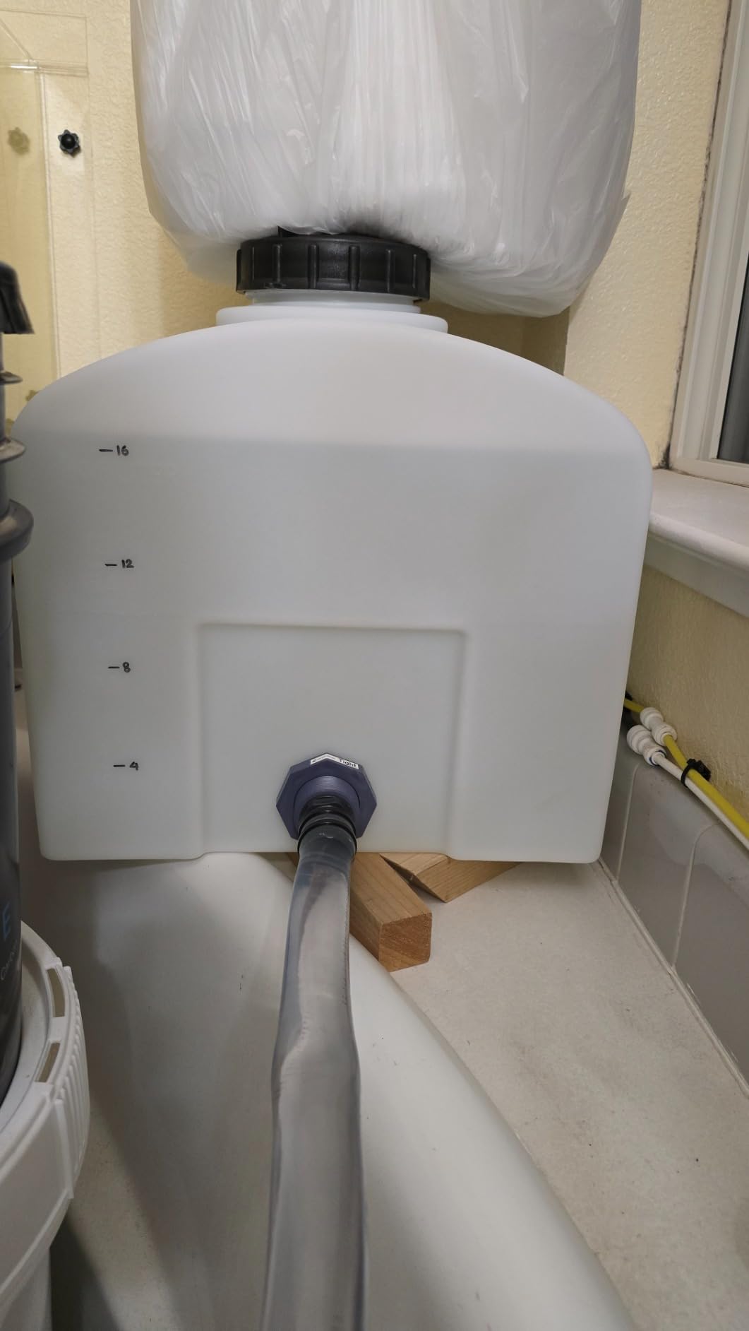 82123899 26 Gallon Polyethylene Domed Water Tank, Square Horizontal Reservoir customer photo 1