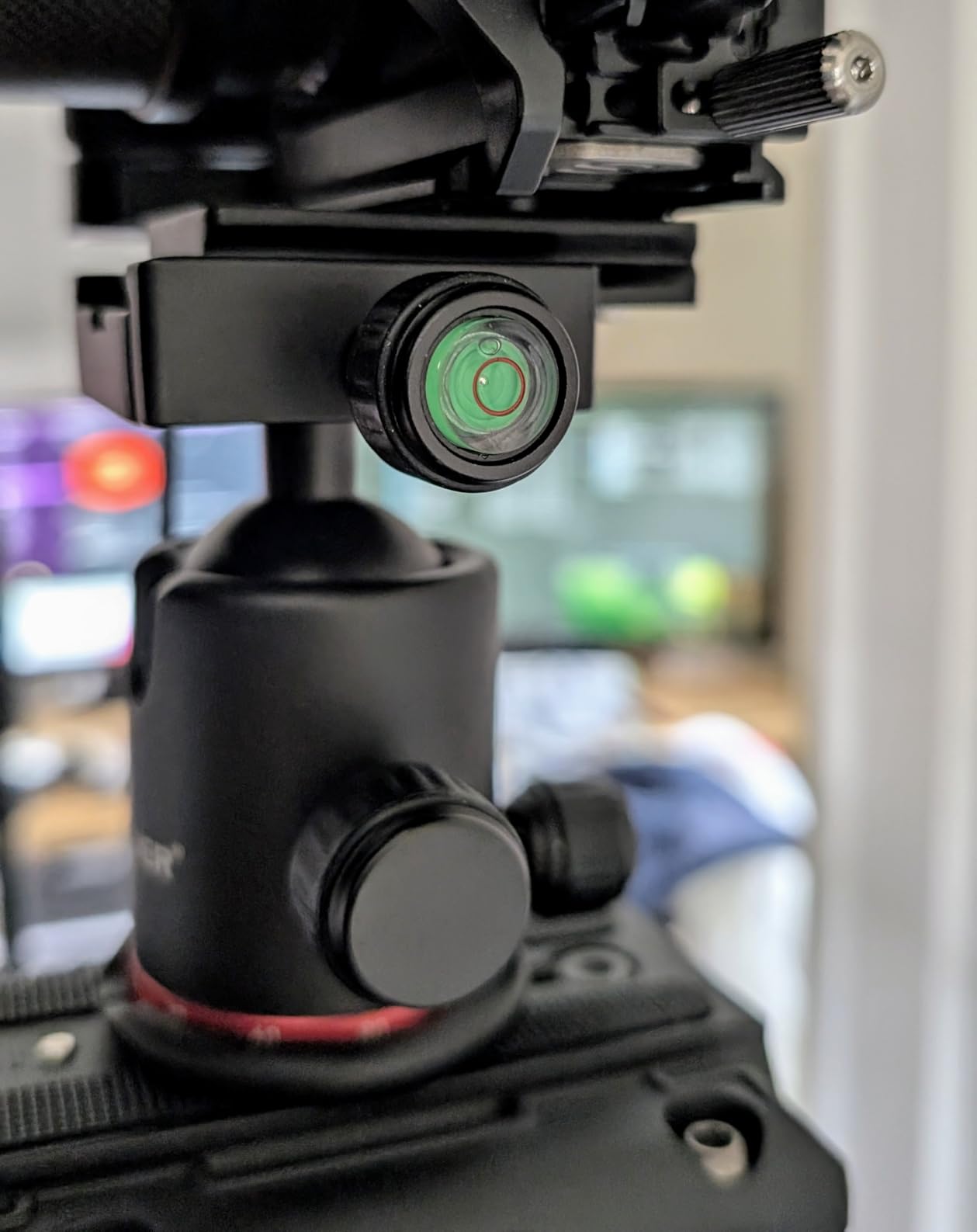 Neewer Professional Metal 360 Degree Rotating Panoramic Ball Head with 1/4 inch Quick Release Plate and Bubble Level, up to 17.6pounds/8kilograms, for Tripod,Monopod,Slider,DSLR Camera,Camcorder customer photo 1