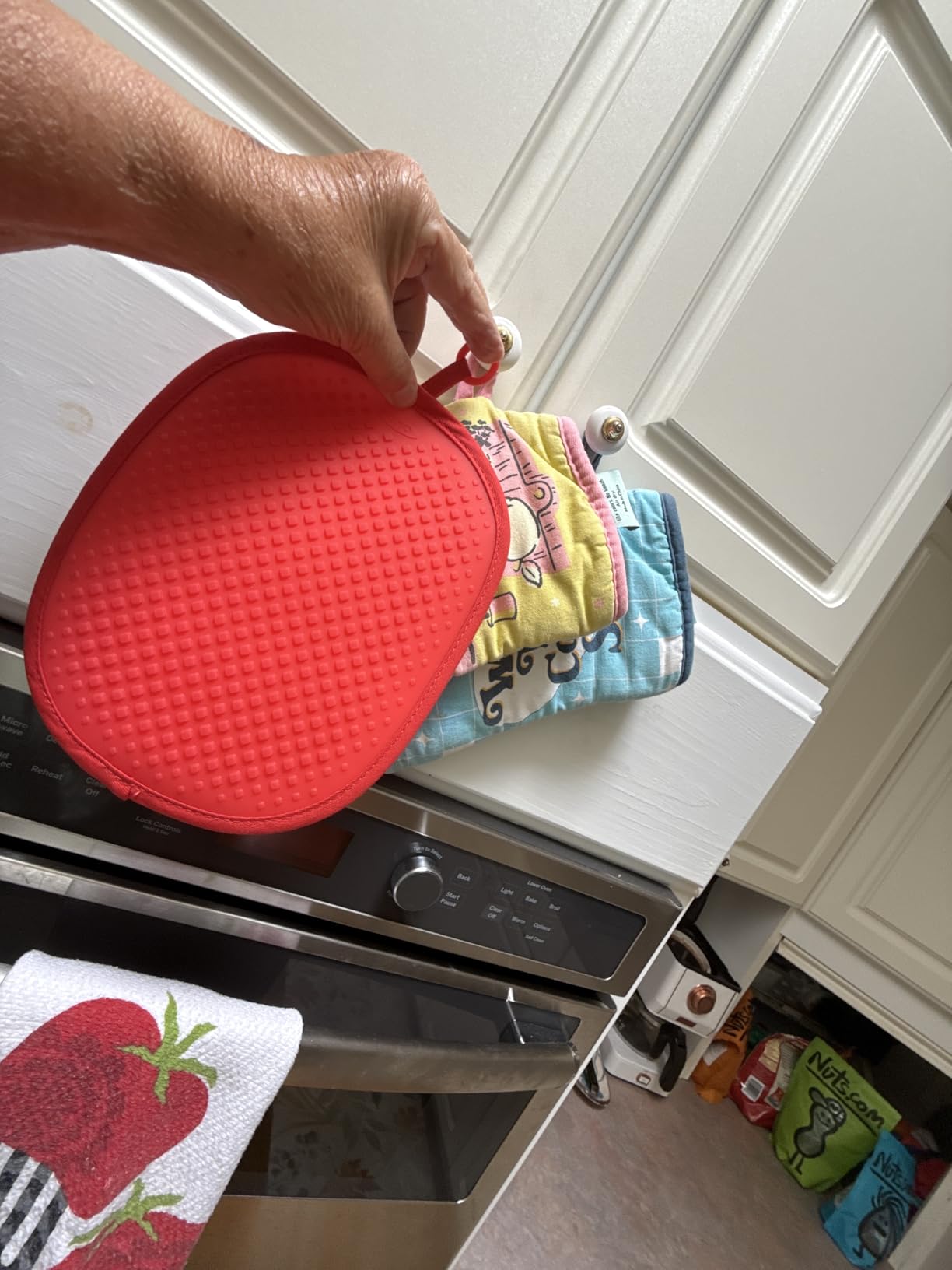OXO Good Grips Silicone Pot Holder - Black | Heat-Resistant Non-Slip Grip, Works as a Trivet, Hot Pad, Ideal for Handling Hot Cookware, Machine Washable customer photo 1
