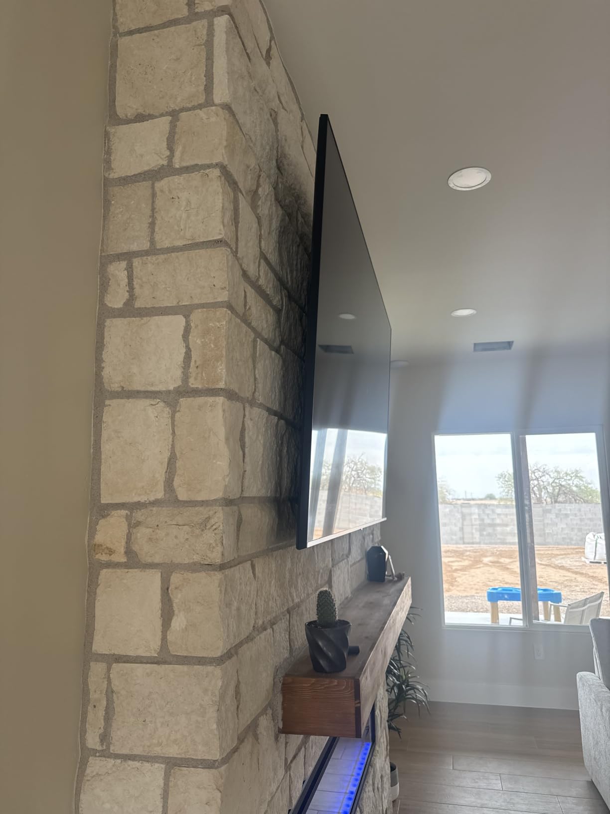 USX MOUNT Tilting TV Wall Mount for Most 37