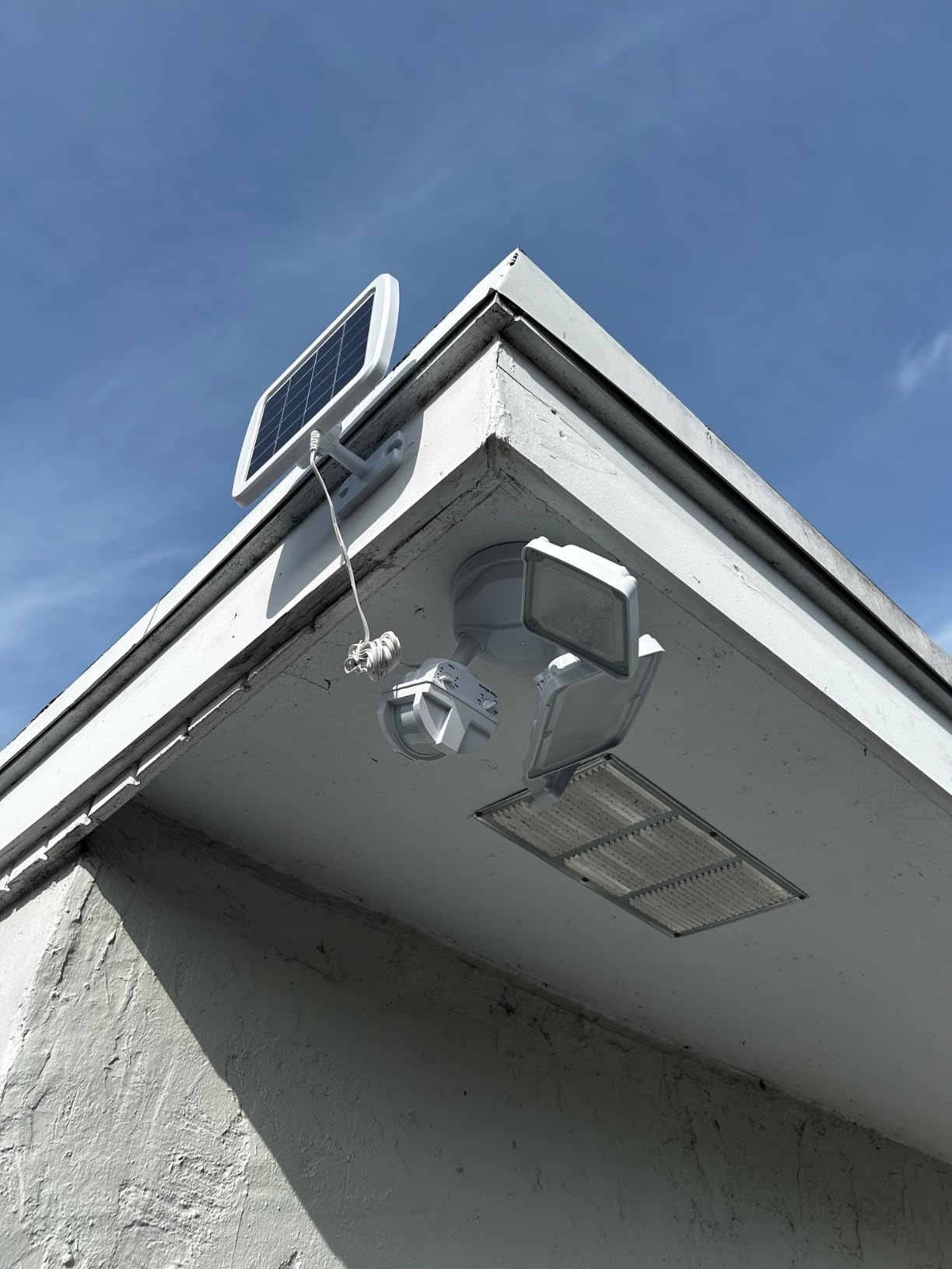 LEPOWER Solar LED Security Lights, PIR Motion Sensor Outdoor, 1600LM, 5500K Daylight, 72FT 180° Motion Sensor Flood Light, 3 Adjustable Head, IP65 Waterproof for Porch, Patio, Garage customer photo 2