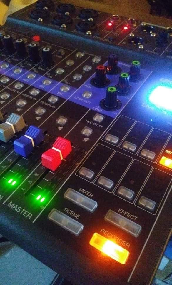 Zoom LiveTrak L-8 Battery Powered Mixer/Recorder for Musicians & Podcasters customer photo 2