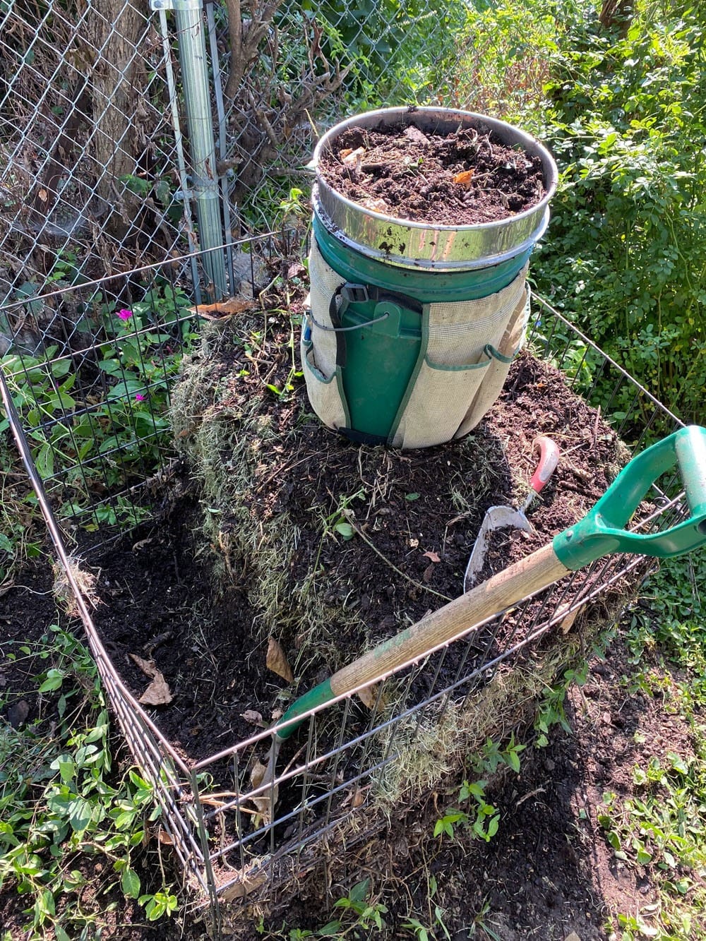 Garden Potting Mix Sieve - Stainless Steel Riddle - Soil Sifting Pan with 4 Interchangeable Filter Mesh Sizes - 3,6,9,12 mm and Bonus Spade customer photo 1