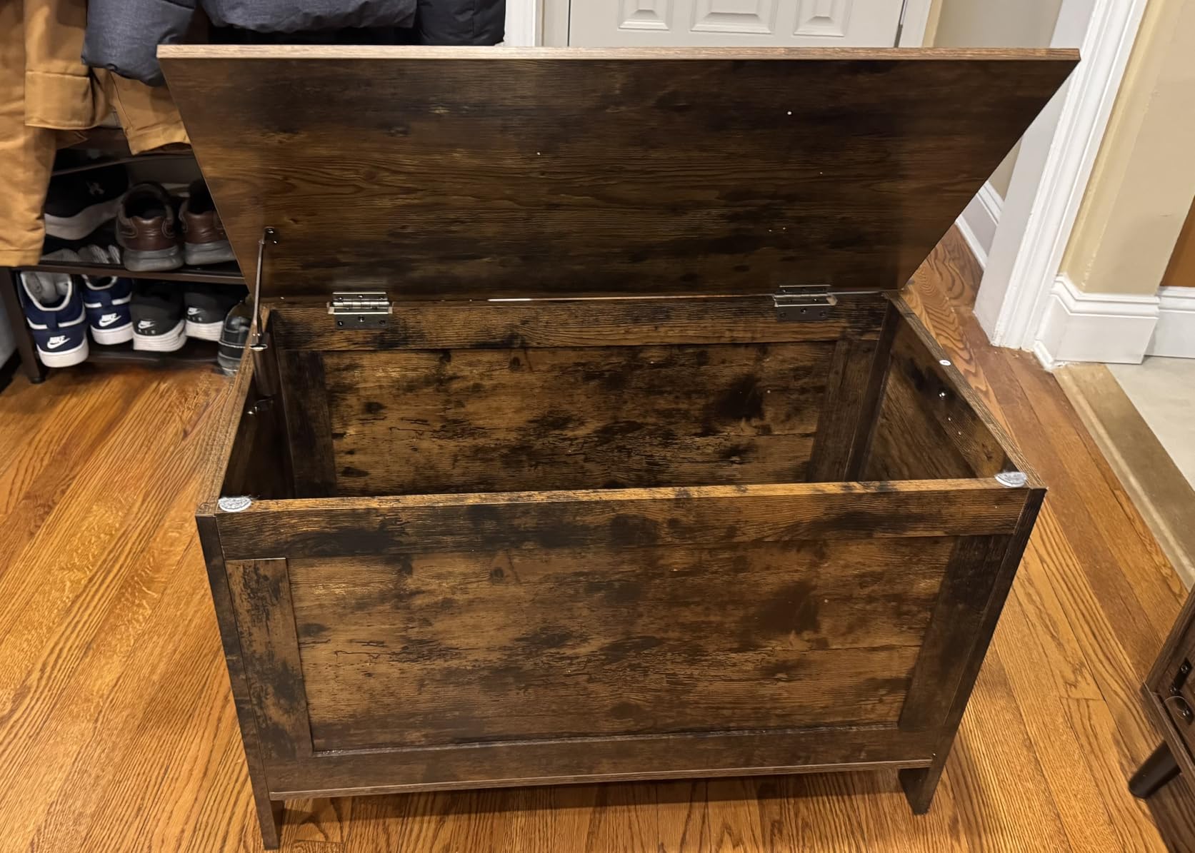 HOOBRO Toy Box, Retro Wooden Look Storage Chest with Safety Hinge, Entryway Storage Bench Supports 220 lb, 29.9 x 15.7 x 18.9 Inches Toy Chest Organizer, Easy Assembly (Greige) BG75CW01G2 customer photo 1