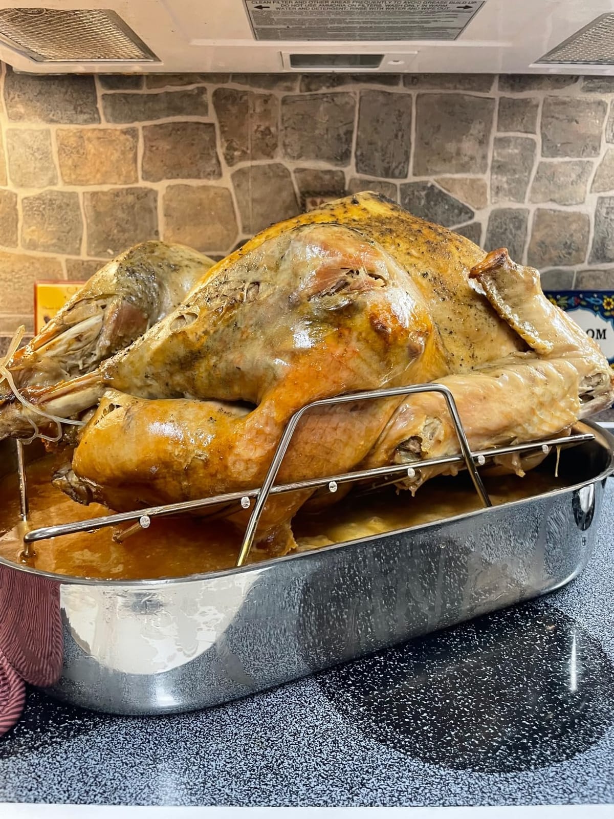 Amazon Basics Stainless Steel Rectangular Roasting Pan with Rack, Turkey Roaster, Dishwasher Safe customer photo 2