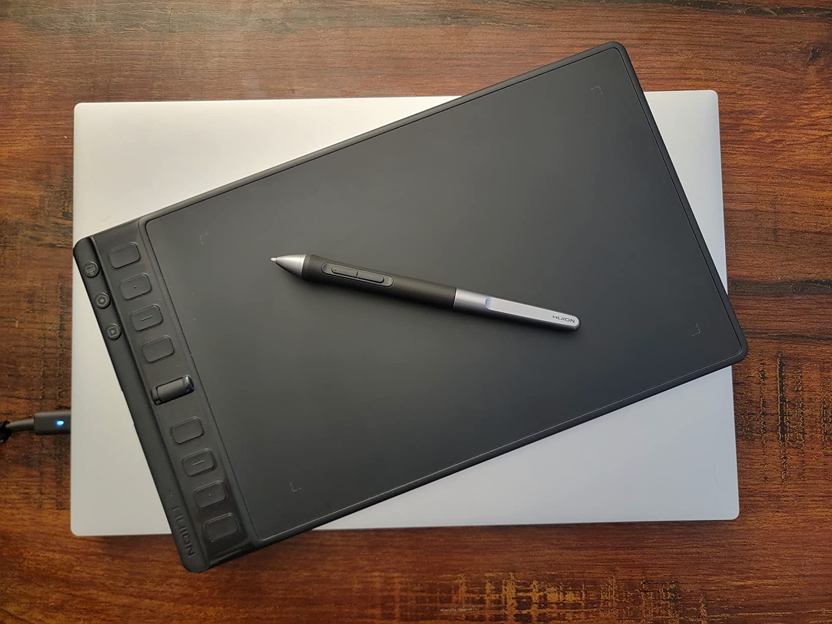 HUION Inspiroy 2 Medium Drawing Tablet with Scroll Wheel, 9 x 5 in, Black | 8 Custom Keys, PenTech 3.0 60 degree Tilt Support Battery-Free Stylus, for Digital Art, Sketching & Photo Editing customer photo 1