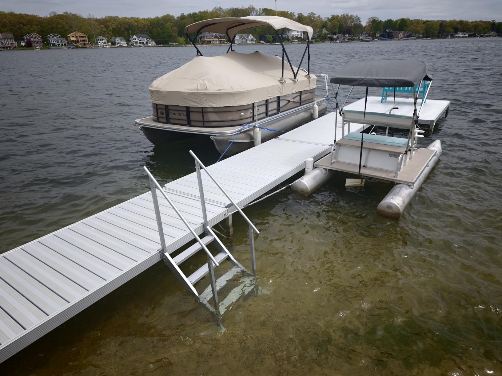 VEVOR Dock Ladder 6 Steps, 500lbs, Aluminum Adjustable Height Pool Steps | For Lake, Marine Boarding, RV, House, Pontoon Boat, with Dual Handrails and Widen Nonslip Pedals, Corrosion & Wear-Proof customer photo 1
