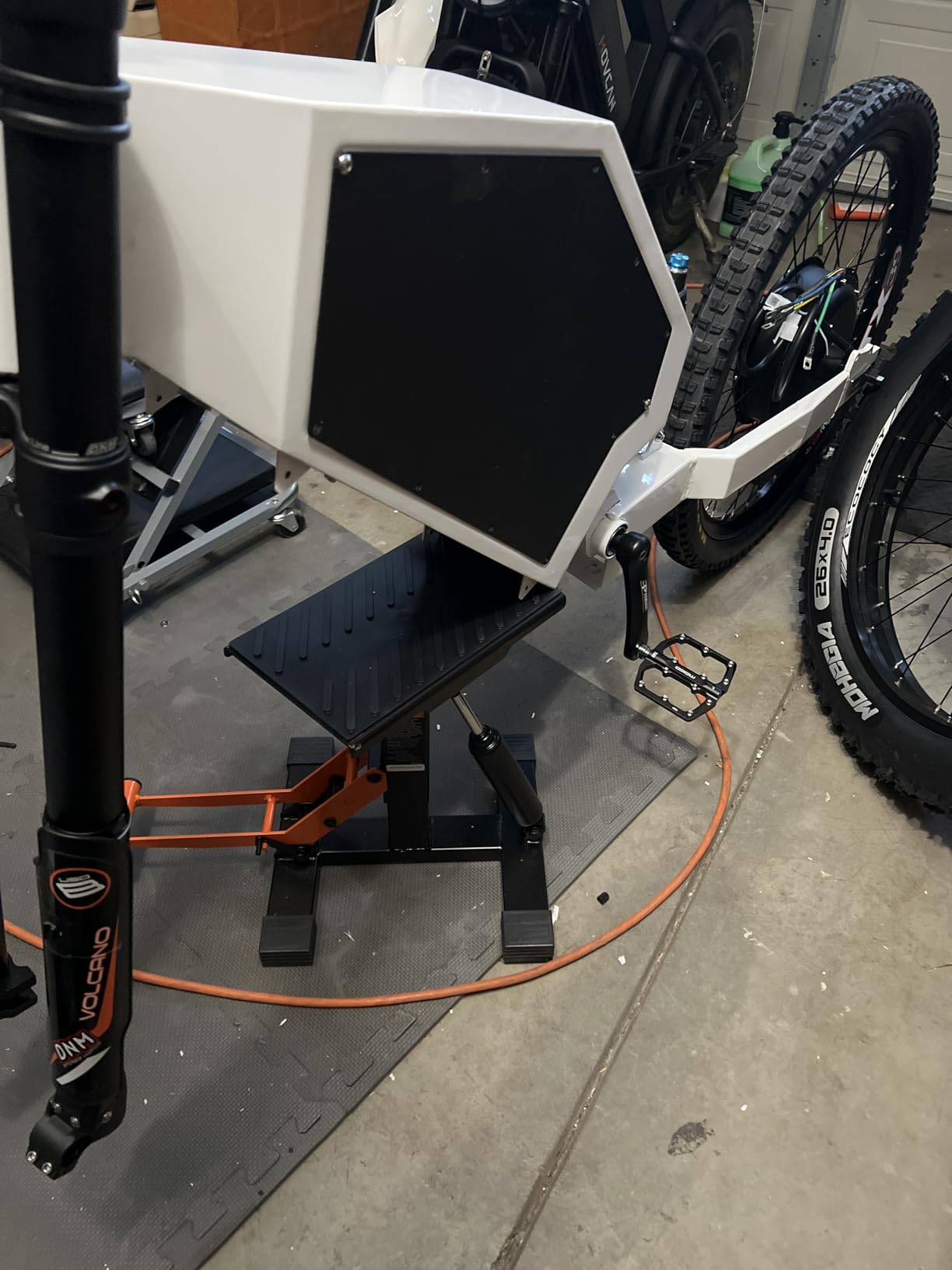 VEVOR Dirt Bike Lift Stand 440 lbs Capacity Motorcycle Jack Lift Stand | For Dirt Pit Bike Repair, Maintenance, Dirt Bike Accessories, Hydraulic Lift Operation, with Height Adjustable Hoist Table customer photo 2