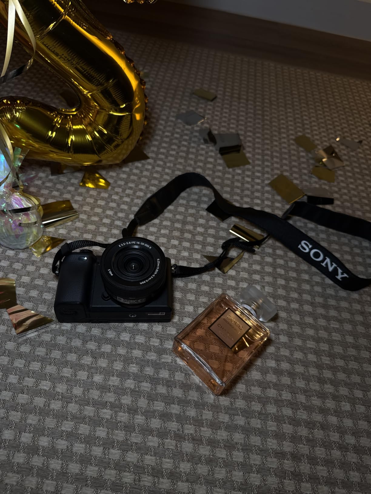 Sony a6400 Mirrorless Camera with 16-50mm Lens, 128GB Extreem Speed Memory, .43 Wide Angle & 2X Lenses, Case, Tripod, Filters, Hood, Grip, Spare Battery & Charger, Editing Software Kit - Deluxe Bundle customer photo 1