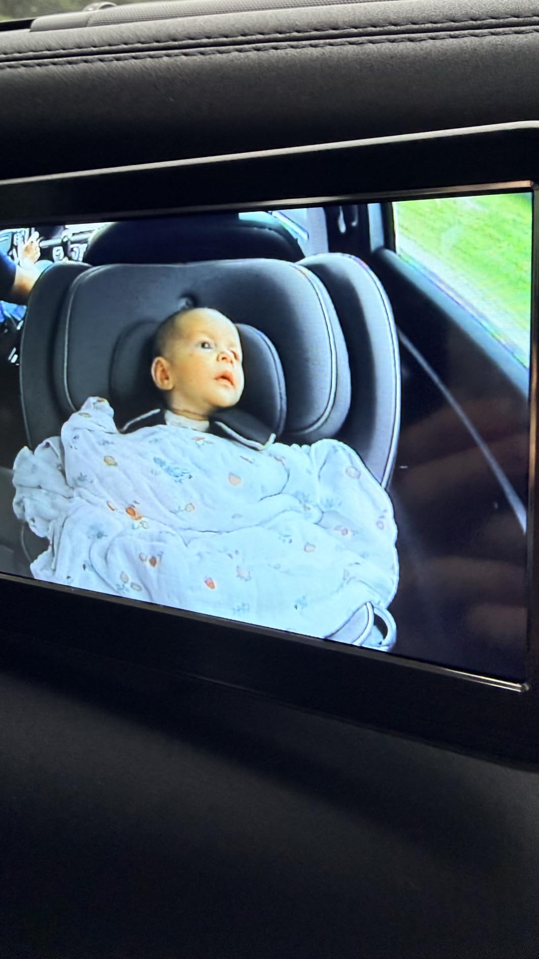 DoHonest Baby Car Camera 7-Inch: USB Plug-Play Easy Setup, 150° View | HD 1080P Clear Picture, Large Screen Great Visibility, 360 Degree Rotating Backseat Camera Two Kids Clear Night Vision -V9 customer photo 2