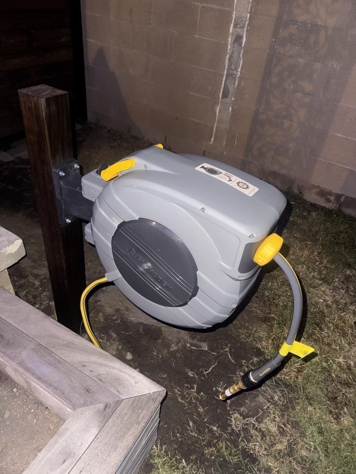 GLAHODEN 5/8 in x 100 ft Retractable Garden Hose Reel with Automatic Rewind customer photo 2