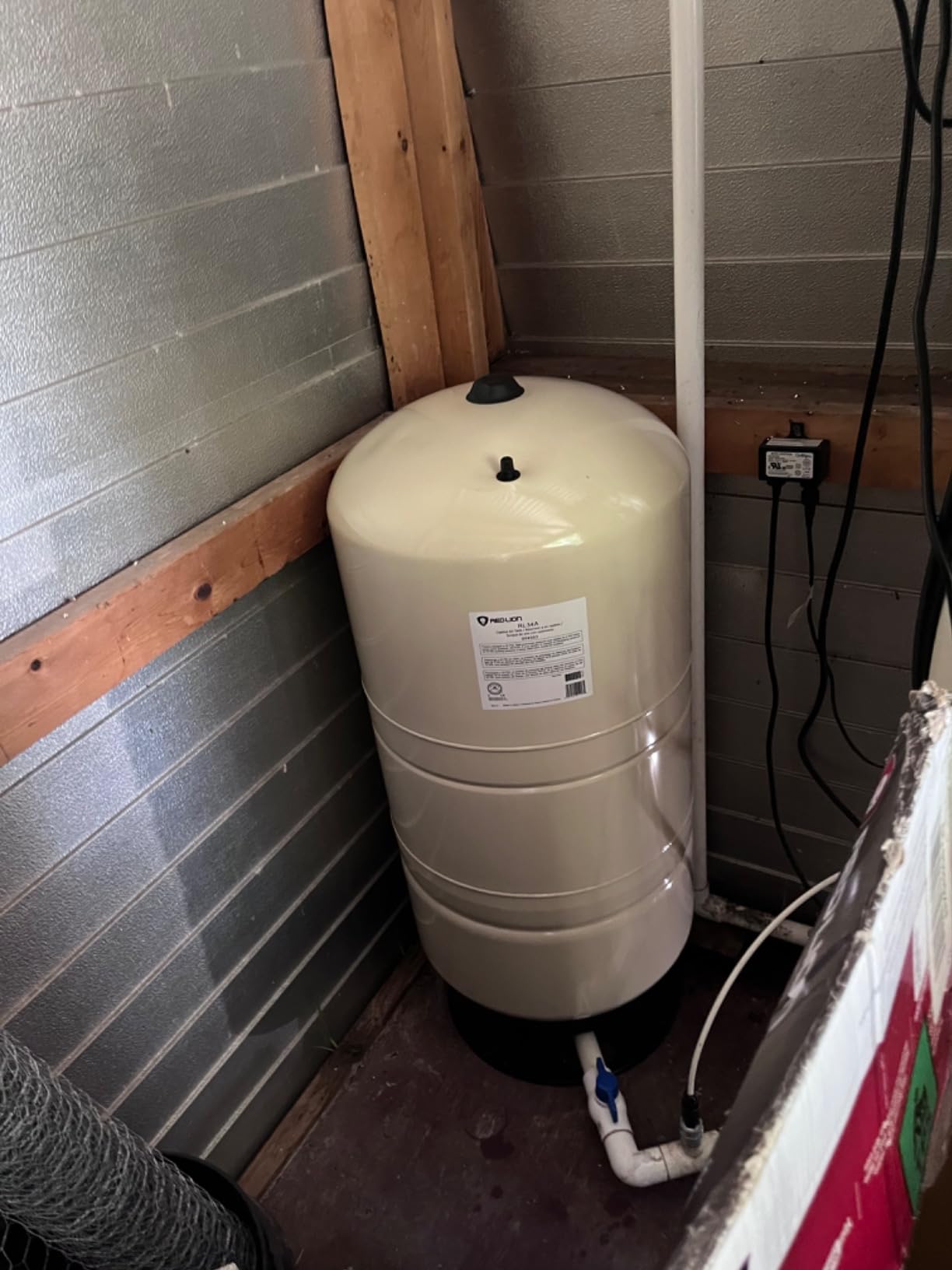 Red Lion RL34A, Vertical Pre-Charged Well Pressure Tank, 34 gallon customer photo 2