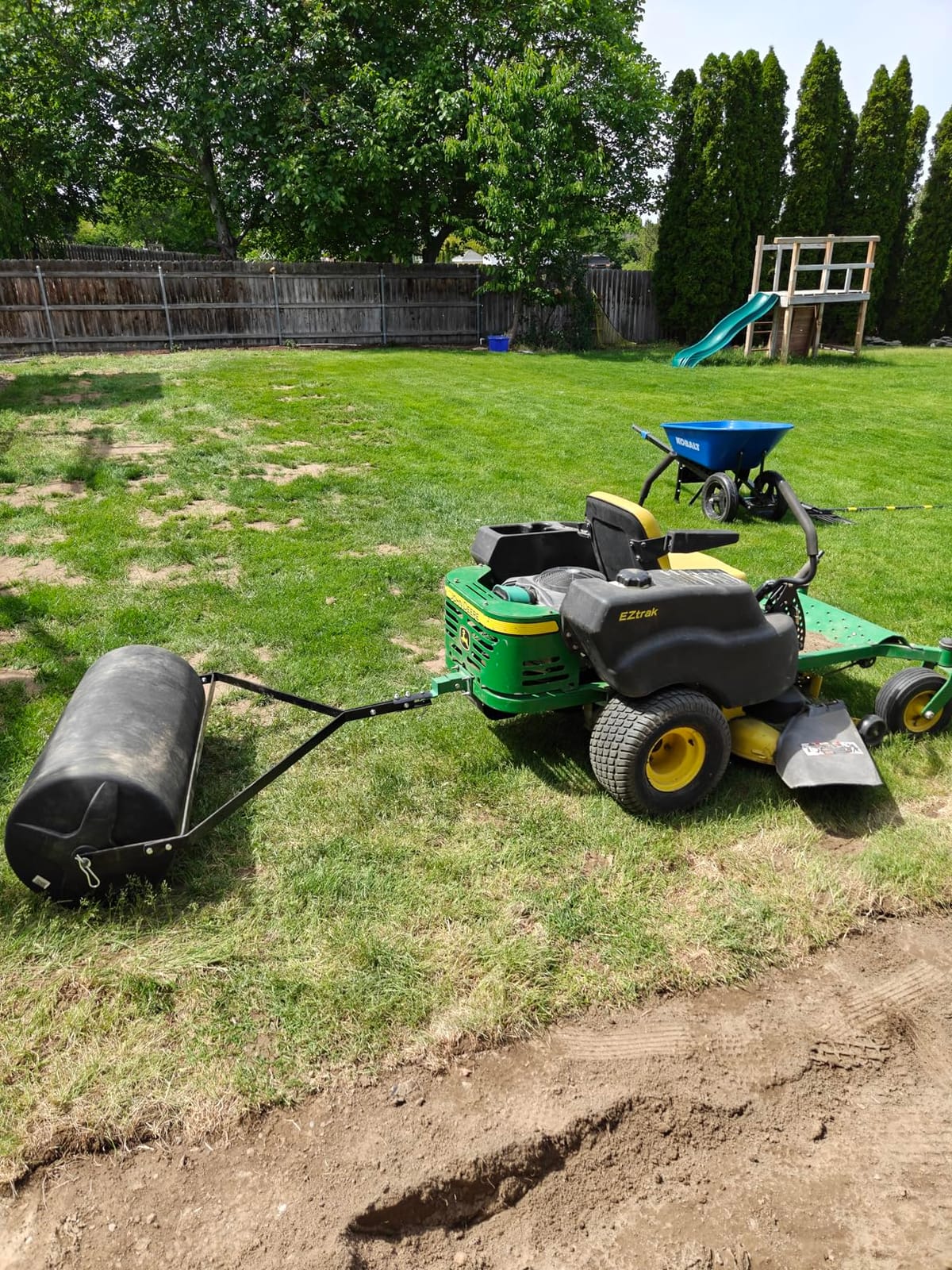 VEVOR Tow Behind Lawn Roller, 400lbs Sand/Water Filled Yard Roller, LLDPE Drum and Steel Frame Sod Roller with Easy-Turn Plug customer photo 2