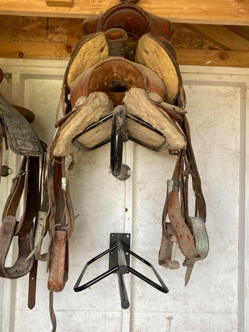 2 Pack Saddle Rack with Pad Bar, Heavy Duty Wall Mounted Saddle Stand Saddle Pad Rack for English Western Saddles Horses Blanket, Black customer photo 1