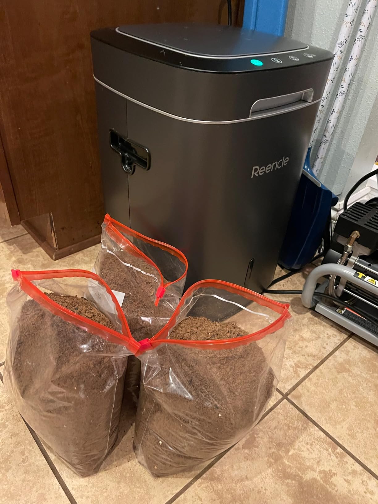 Reencle Prime Electric Composter - 14L Kitchen Composter, Decomposes Up to 2.2 lbs Food Waste Daily, Odorless Indoor Composting with Whisper-Quiet Technology & Rapid Decomposition (Silver) customer photo 1