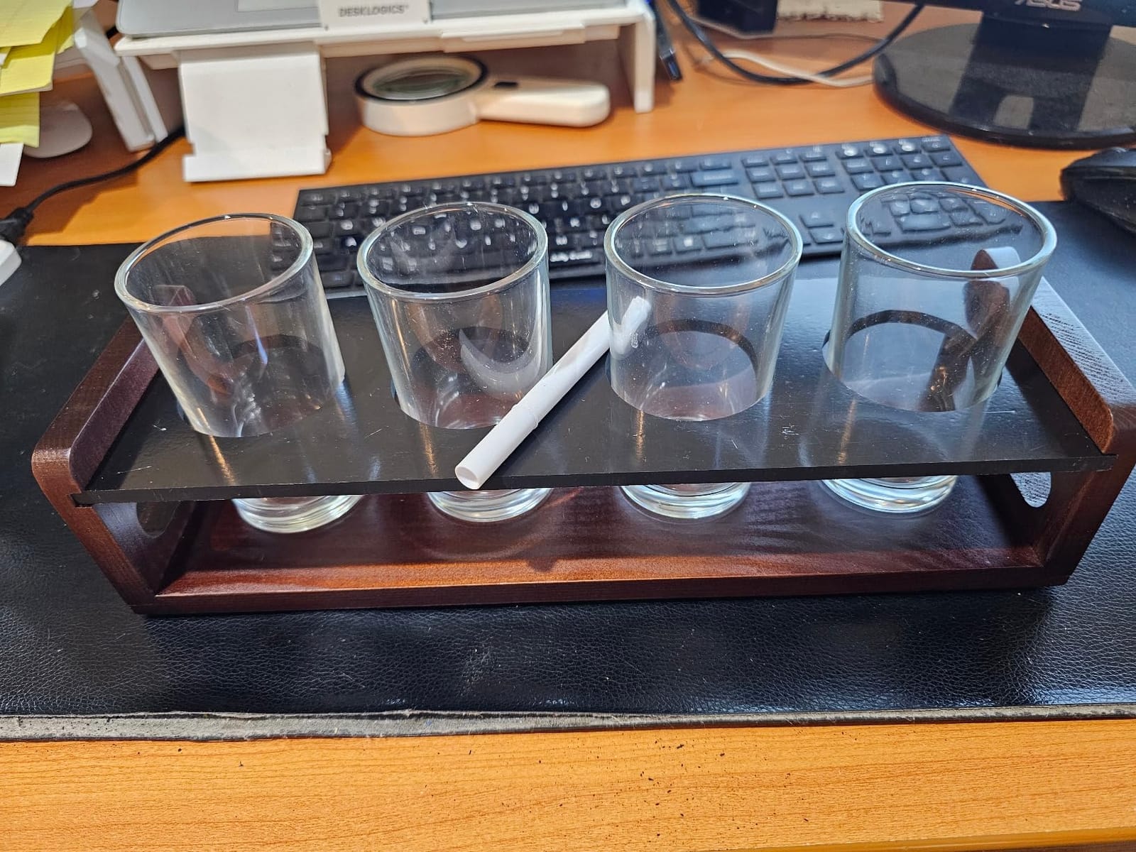 Beer Flight Boards with 4 Glasses 5oz,Wine Flight Tasting Set Tequila Margarita Whiskey Flight Board Wood Drink Serving Tray Shot Glass Holder with Erasable Chalkboard for Men Beer customer photo 2