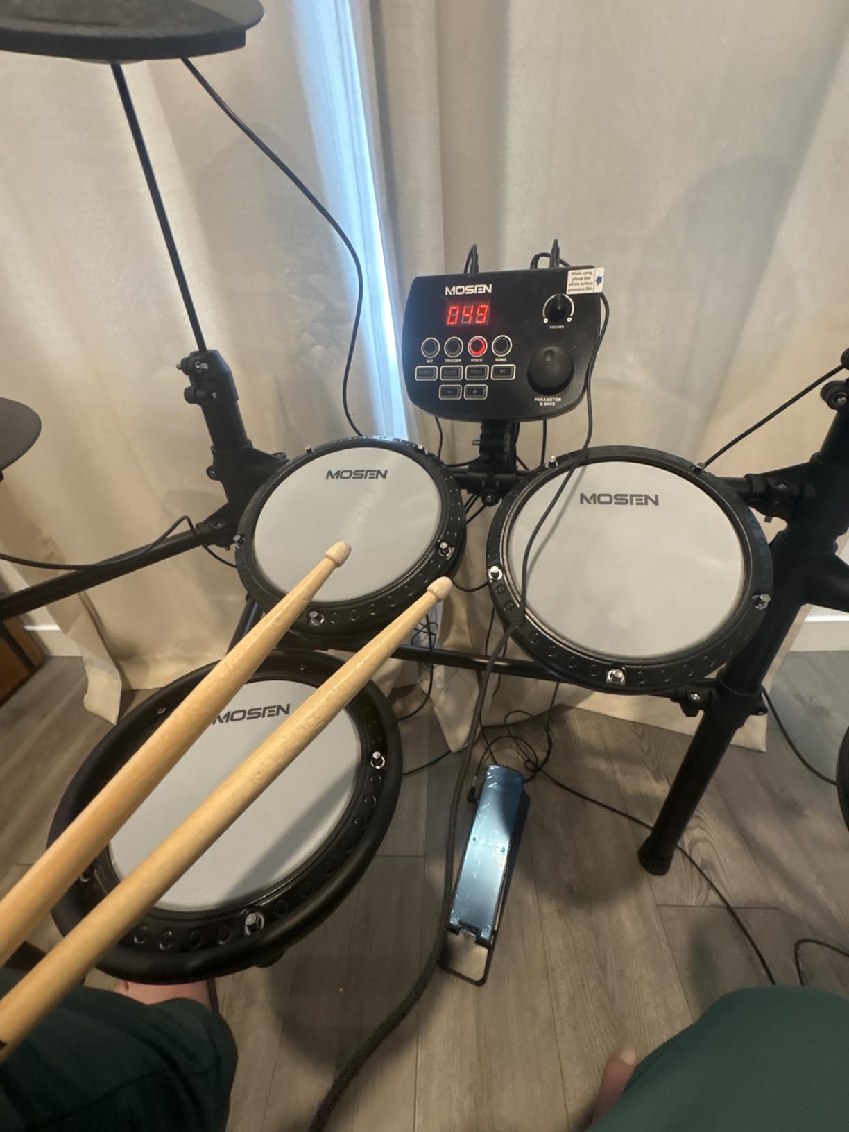 MOSEN Quiet Electric Drum Set Beginner, 195+ Sounds & 25 Drum Kits, MED-X3 | 4 Quiet Mesh Drum Pads, Cymbals, Sticks, Headphones, Kick Pedal & Usb Midi, Ideal For Home Practice customer photo 1