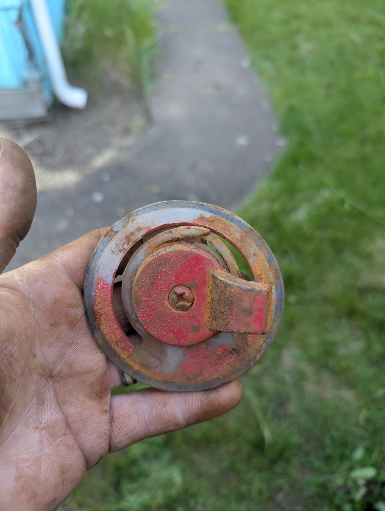 VEVOR Well Hand Pitcher Pump, 25 ft Maximum Lift, Antique Cast Iron Manual Hand Water Pump, NPT 1-1/4 in Connection, Easy Installation, Old Fashioned for Outdoor Garden, Pond, Backyard, Farm, Red customer photo 2