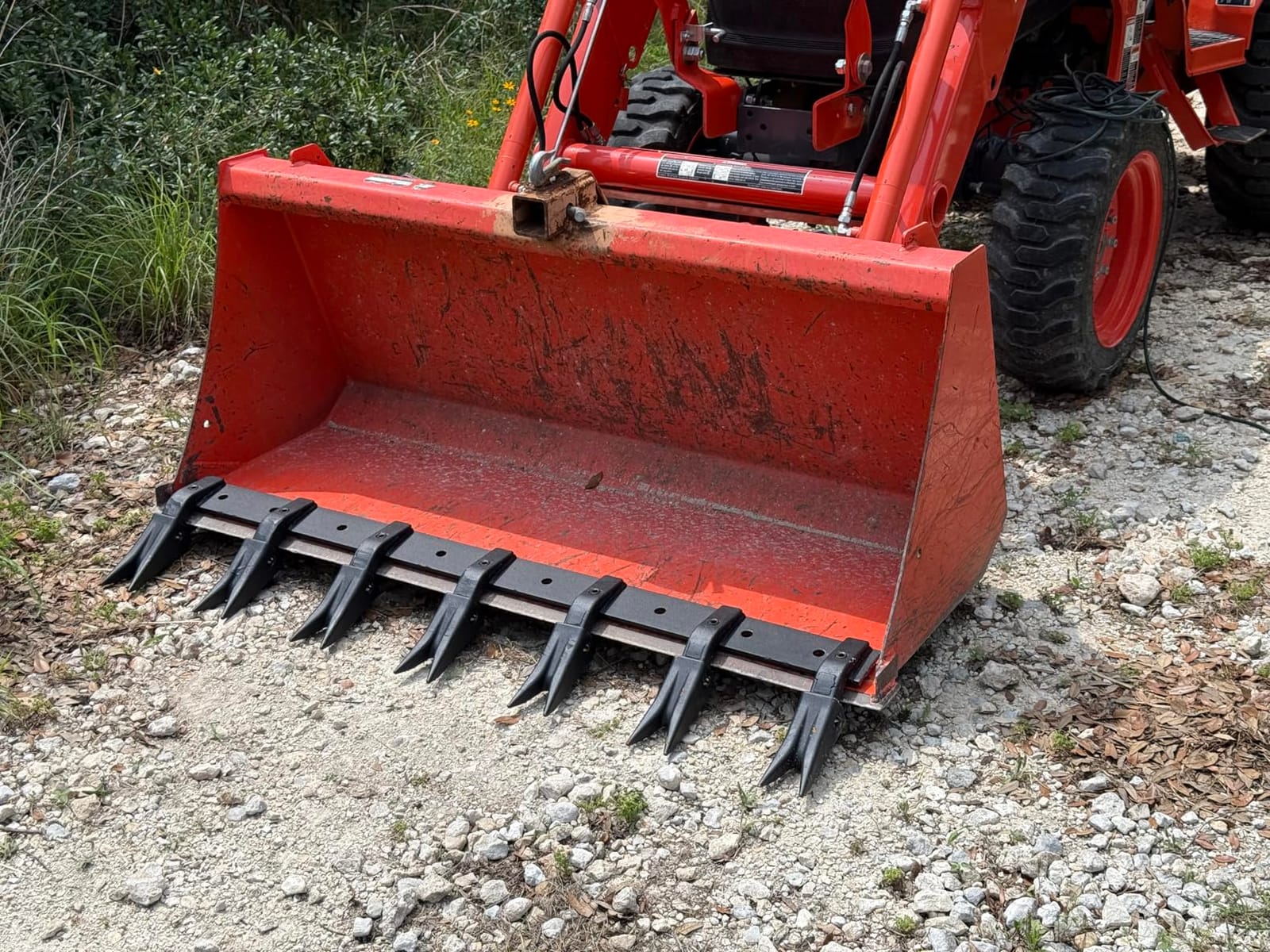VEVOR Bucket Tooth Bar, 53'', Heavy Duty Tractor Bucket Teeth Bar for Sub-Compact Tractor Loader, 4560 lbs Load-Bearing Capacity customer photo 1