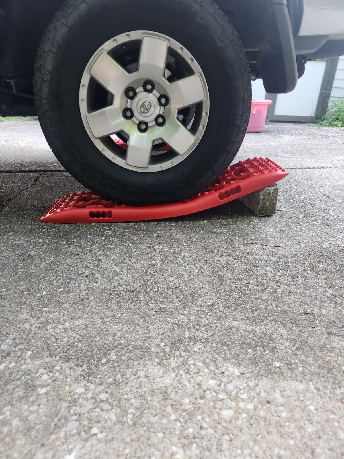 VEVOR 10 TON Traction Boards with PP Material, Recovery Boards for Off-road Vehicles/Cars/Pickups/SUVs/RVs, Pair Tire Traction Mats on Snow, Sand, Mud and Loose Terrain (Red) customer photo 2