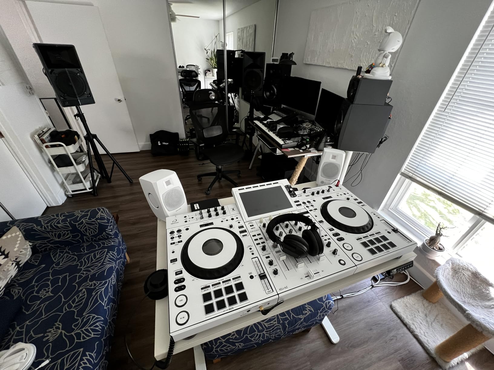 ADAM Audio D3V Active Desktop Studio Monitor Speakers - White | USB-C, D-ART Tweeter, 3.5in Woofer, 240W, 45Hz-23kHz, 97dB SPL, Balanced TRS, Headphone Out customer photo 1