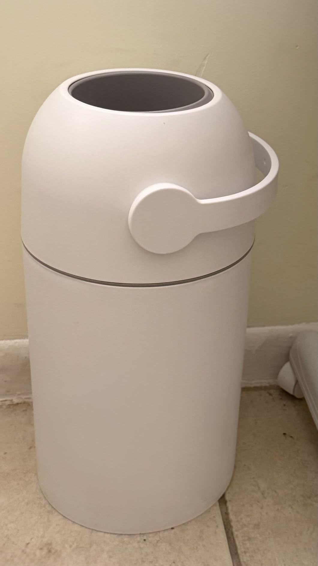 L.A. BABY Magic Diaper Pail - Patented 100% Odor-Free System with Child-Safe Lock - Award-Winning Design - No Refills Required - Works with Regular Trash Bags - White customer photo 2