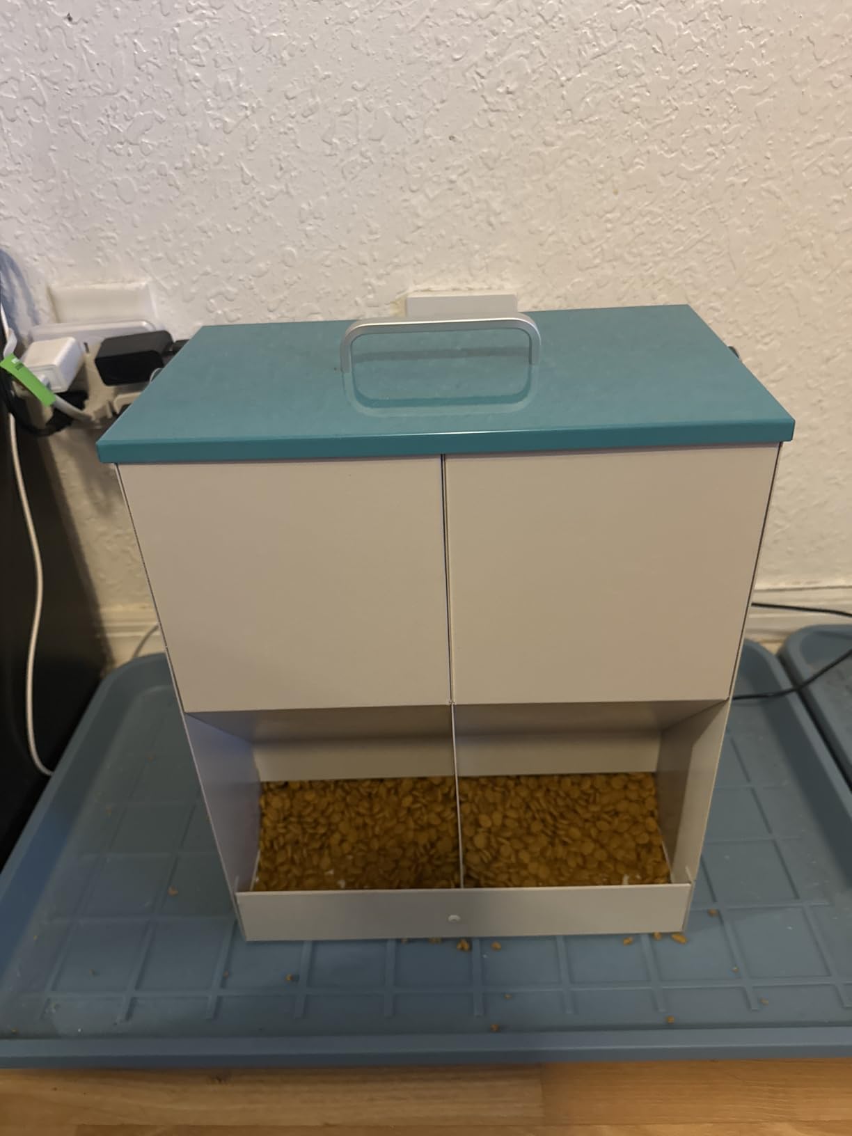 Automatic Cat Feeder Outdoor Dog Dry Food Dispenser Gravity Cat Feeder Pet Feeder for 2 Feral Barn Cats, 42cups/10L Dual customer photo 2
